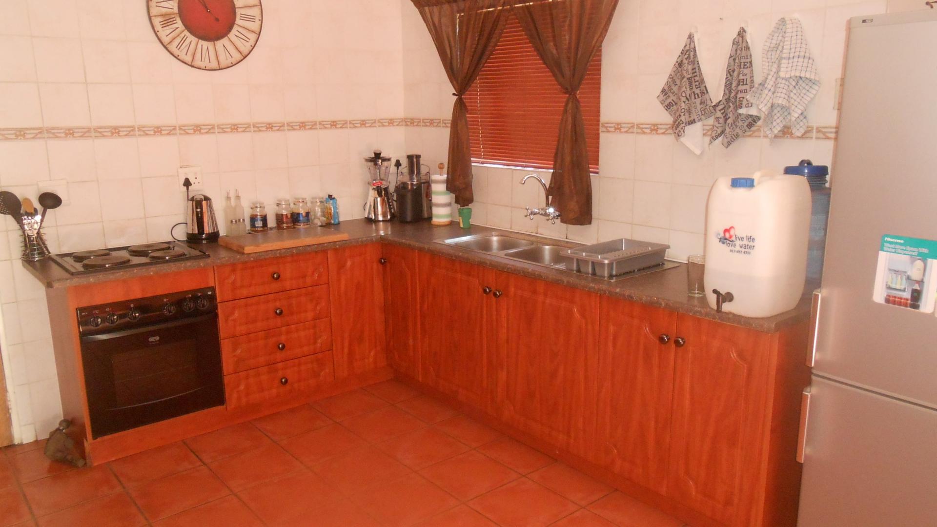 Kitchen - 10 square meters of property in Reyno Ridge