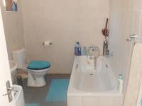 Main Bathroom - 10 square meters of property in Reyno Ridge