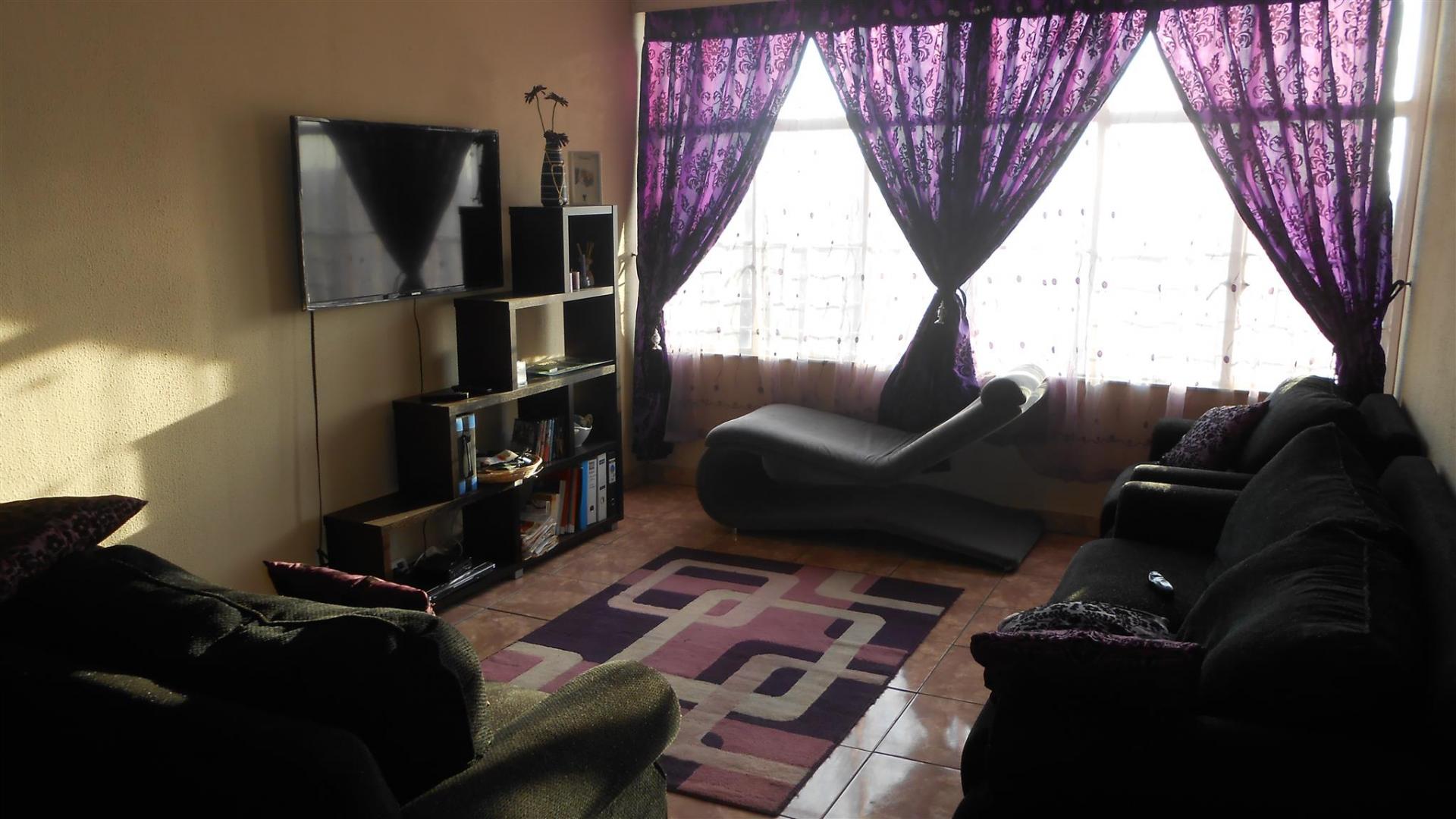 Lounges - 17 square meters of property in Benoni