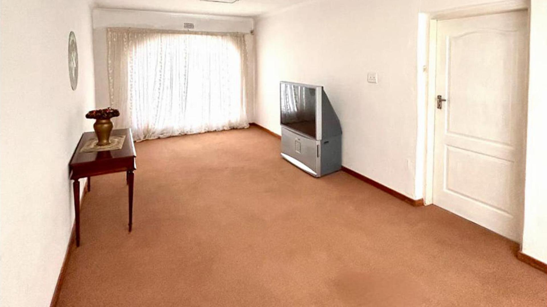 Lounges of property in Lenasia South
