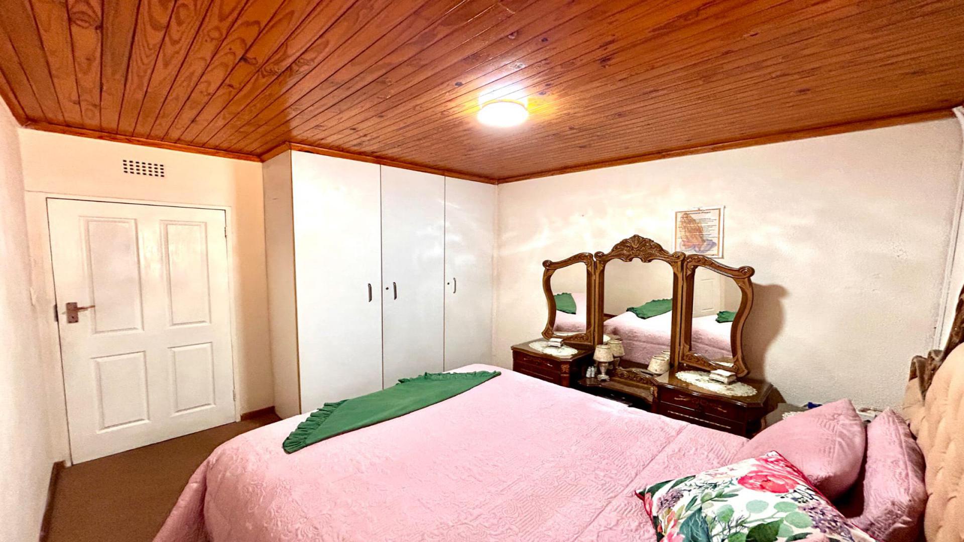 Bed Room 1 of property in Lenasia South
