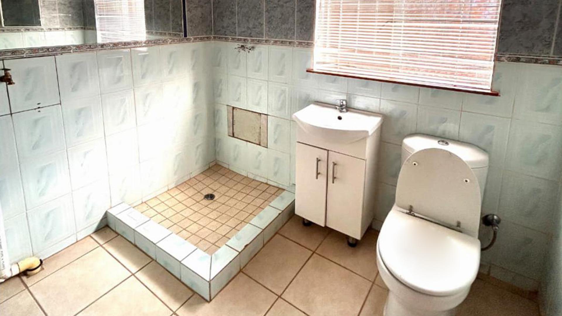 Bathroom 2 of property in Lenasia South