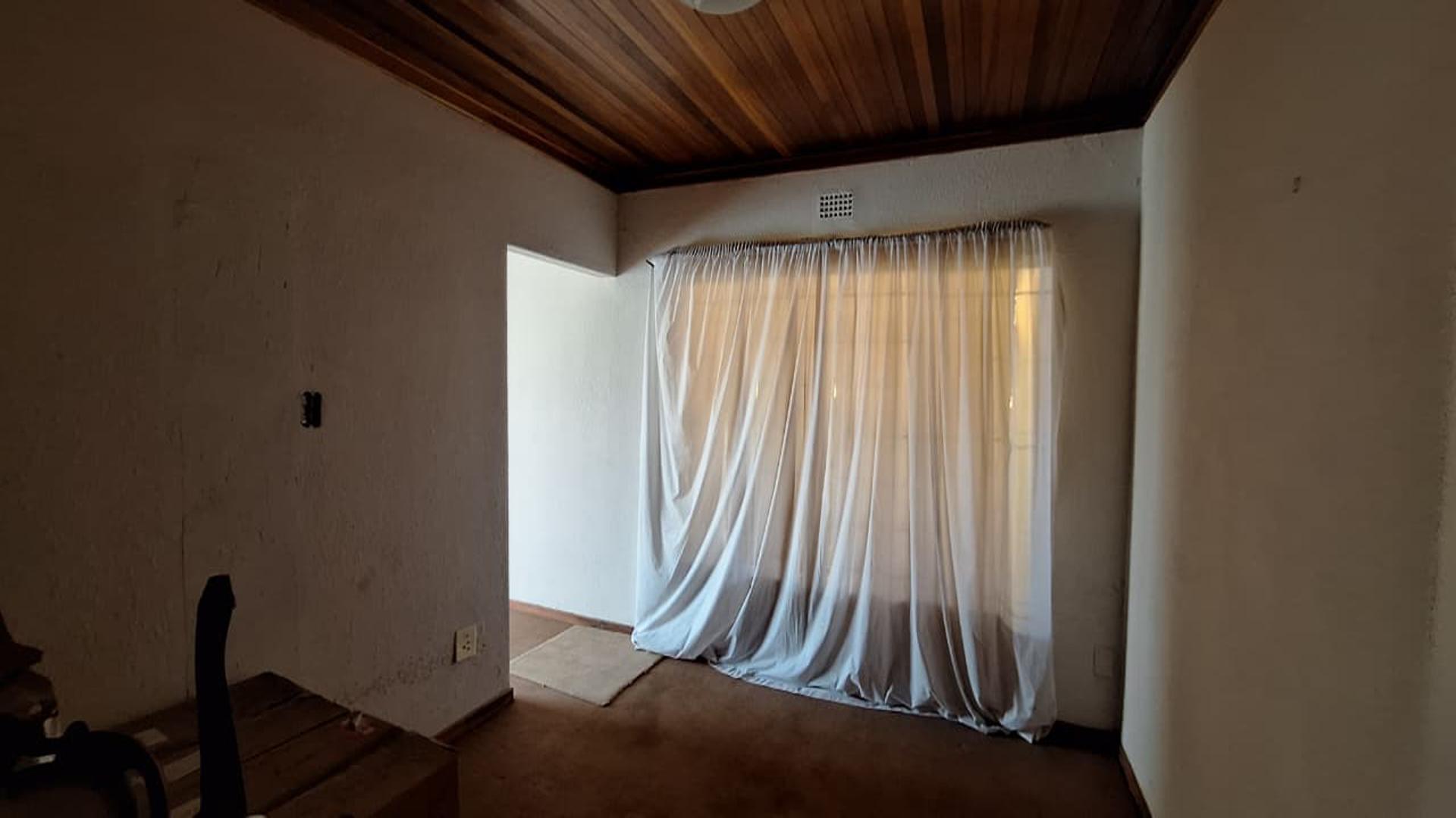 Dining Room - 32 square meters of property in Lenasia South