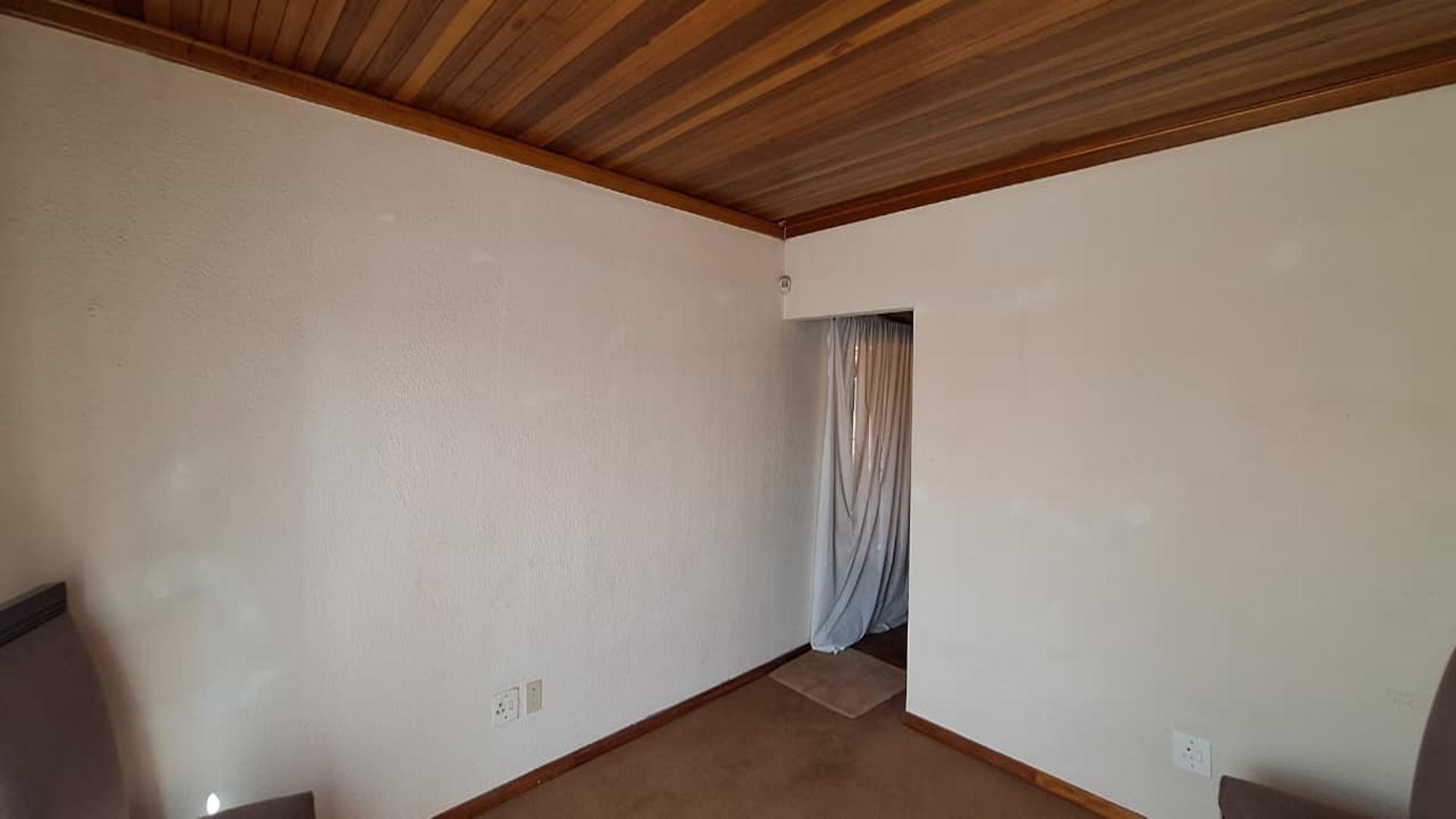 Lounges - 32 square meters of property in Lenasia South