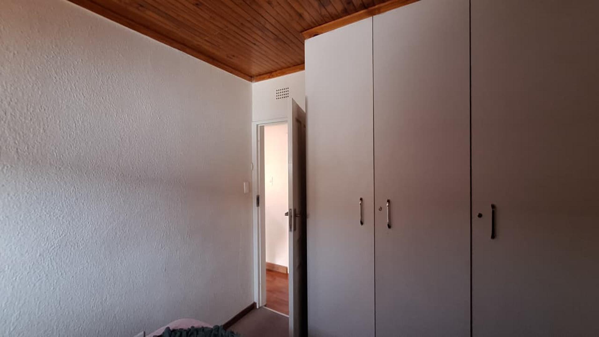 Bed Room 1 - 12 square meters of property in Lenasia South