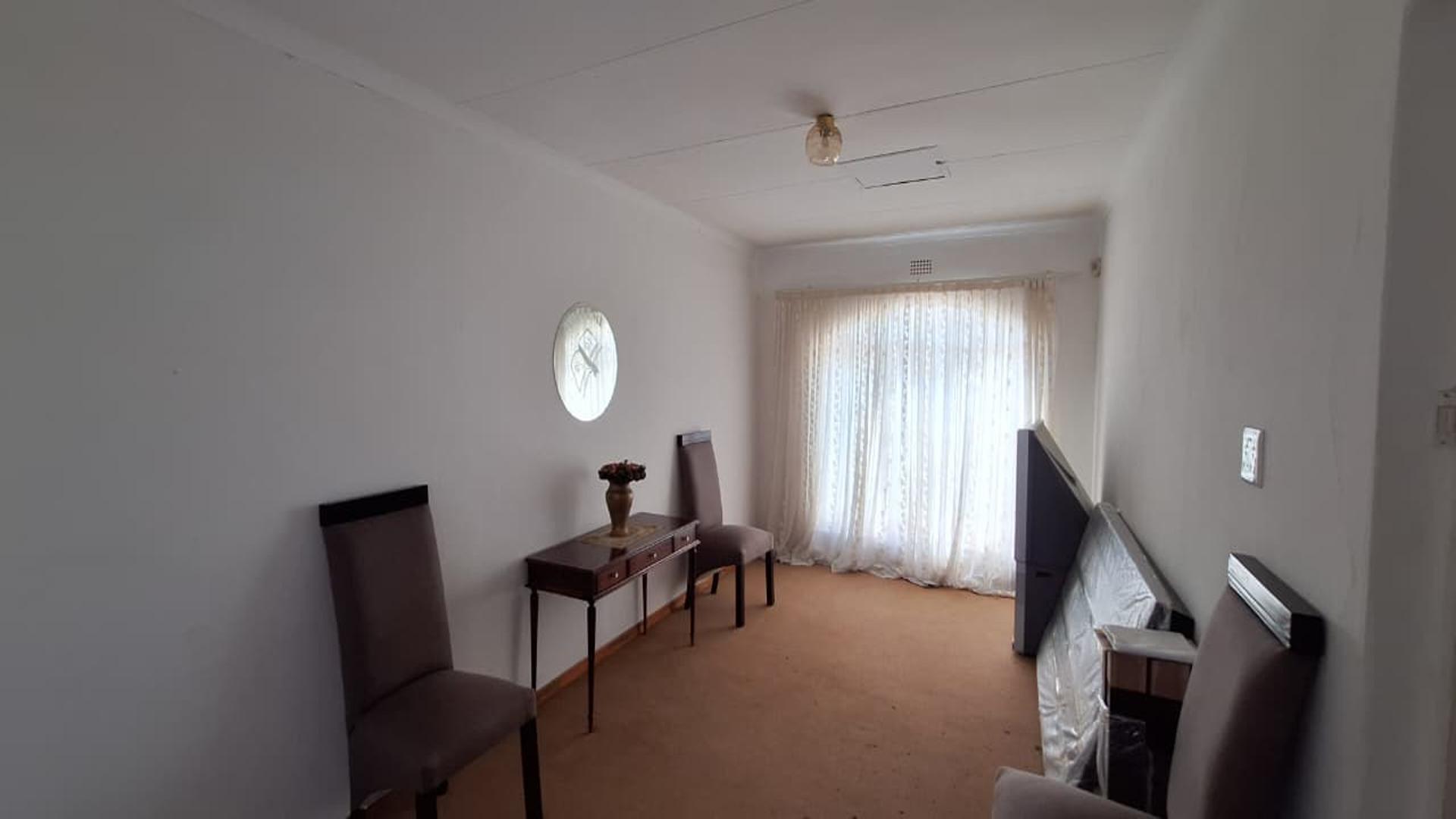 Lounges - 32 square meters of property in Lenasia South