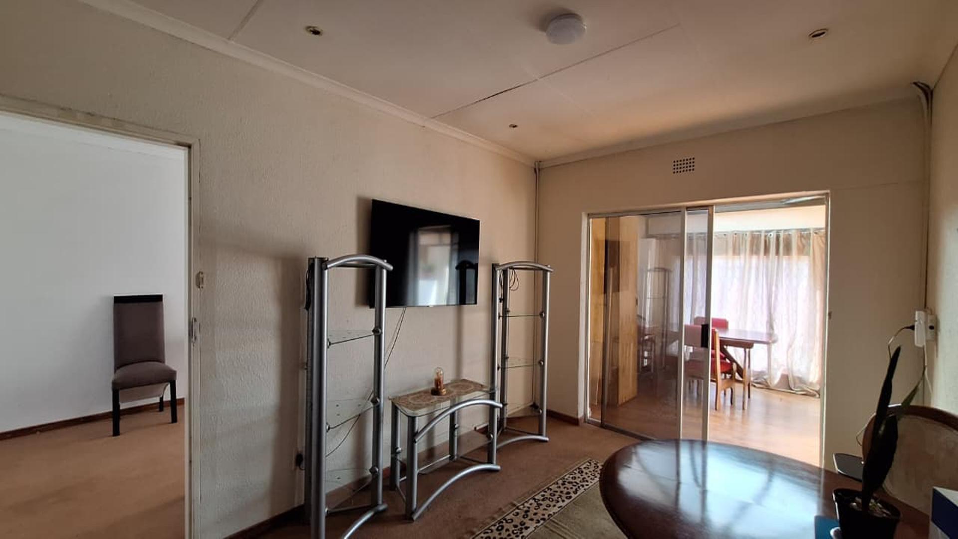 Dining Room - 32 square meters of property in Lenasia South