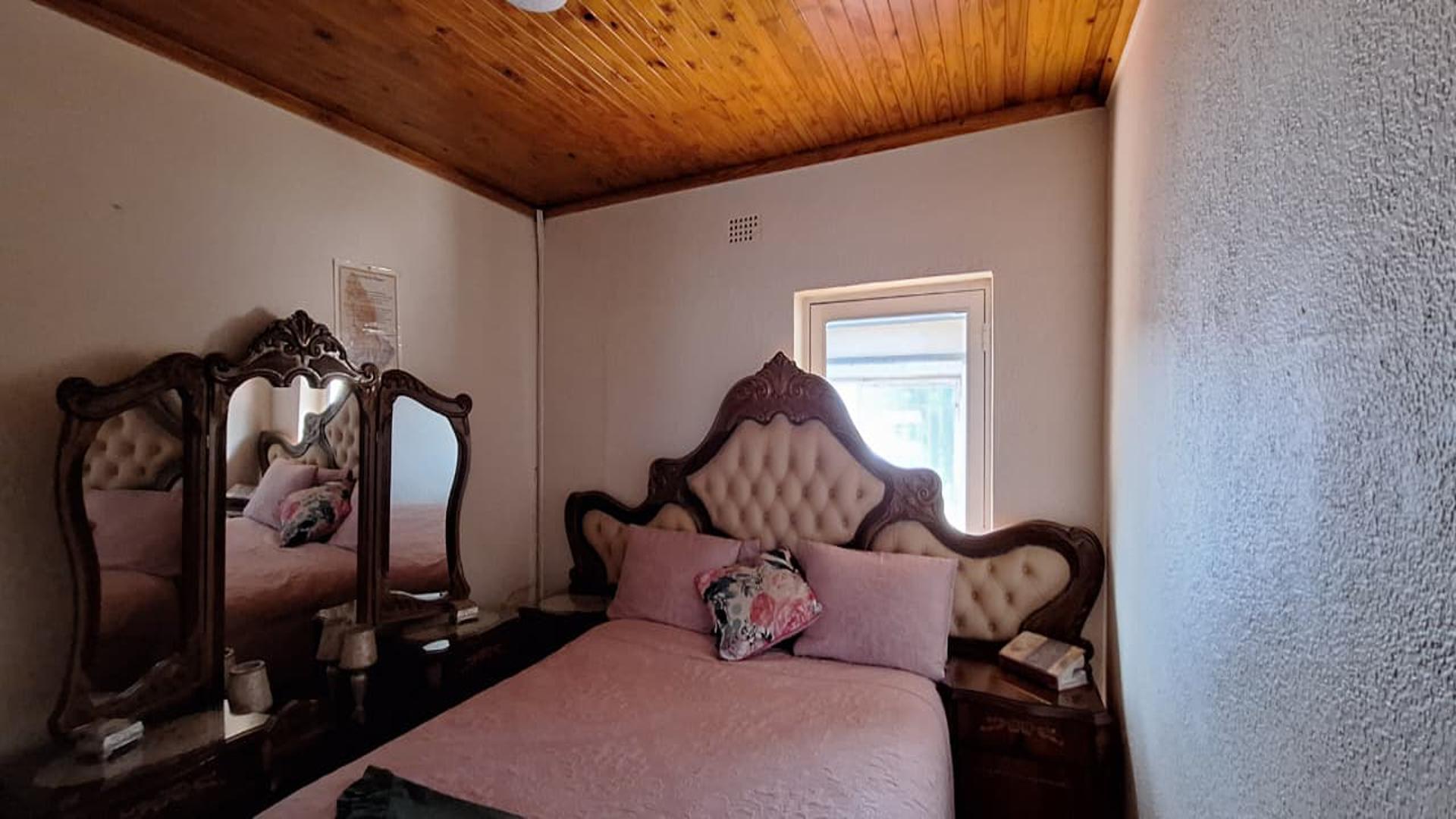 Bed Room 1 - 12 square meters of property in Lenasia South