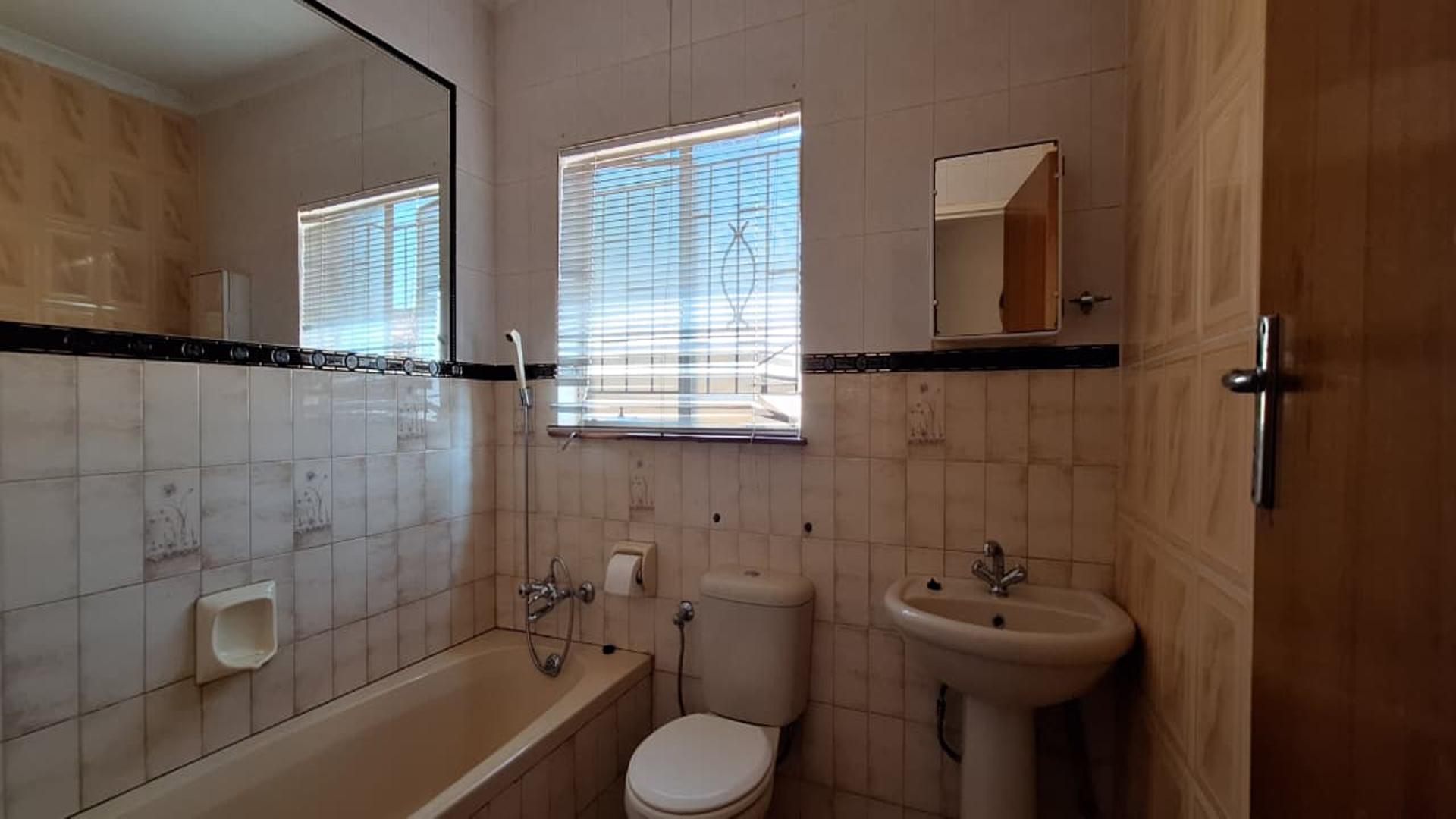 Bathroom 2 - 4 square meters of property in Lenasia South
