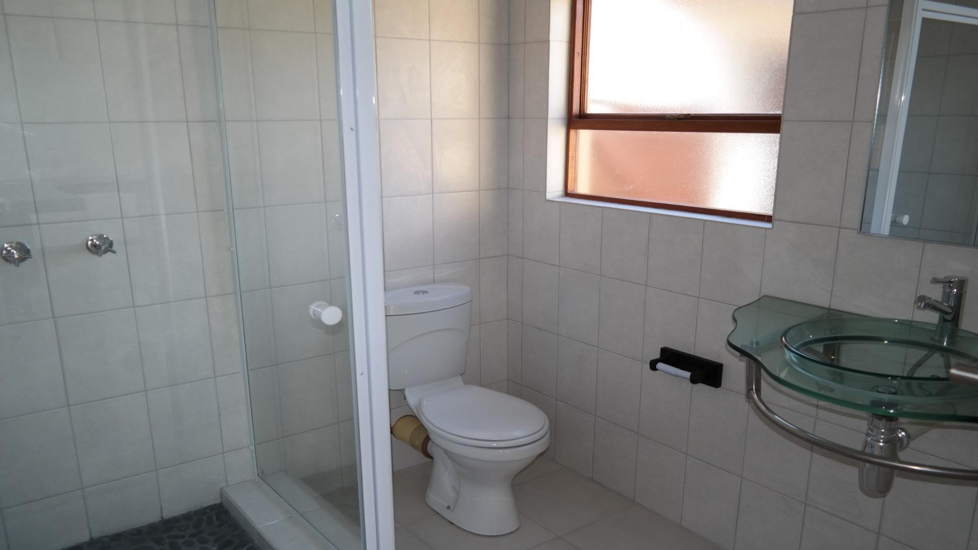 Bathroom 1 - 5 square meters of property in Papiesvlei