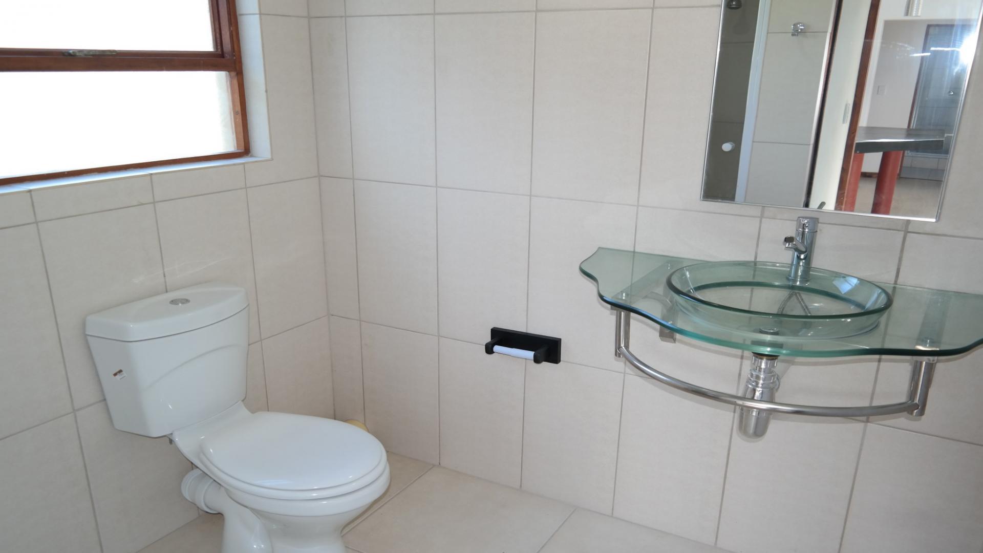 Main Bathroom - 7 square meters of property in Papiesvlei