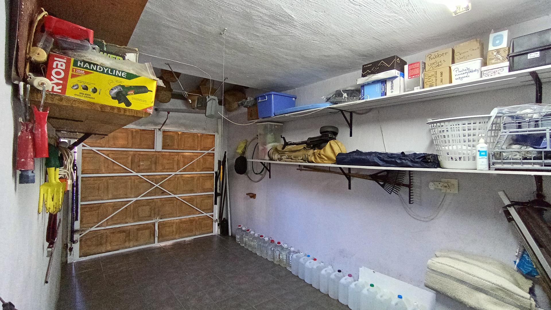 Garage - 18 square meters of property in Athlone Park