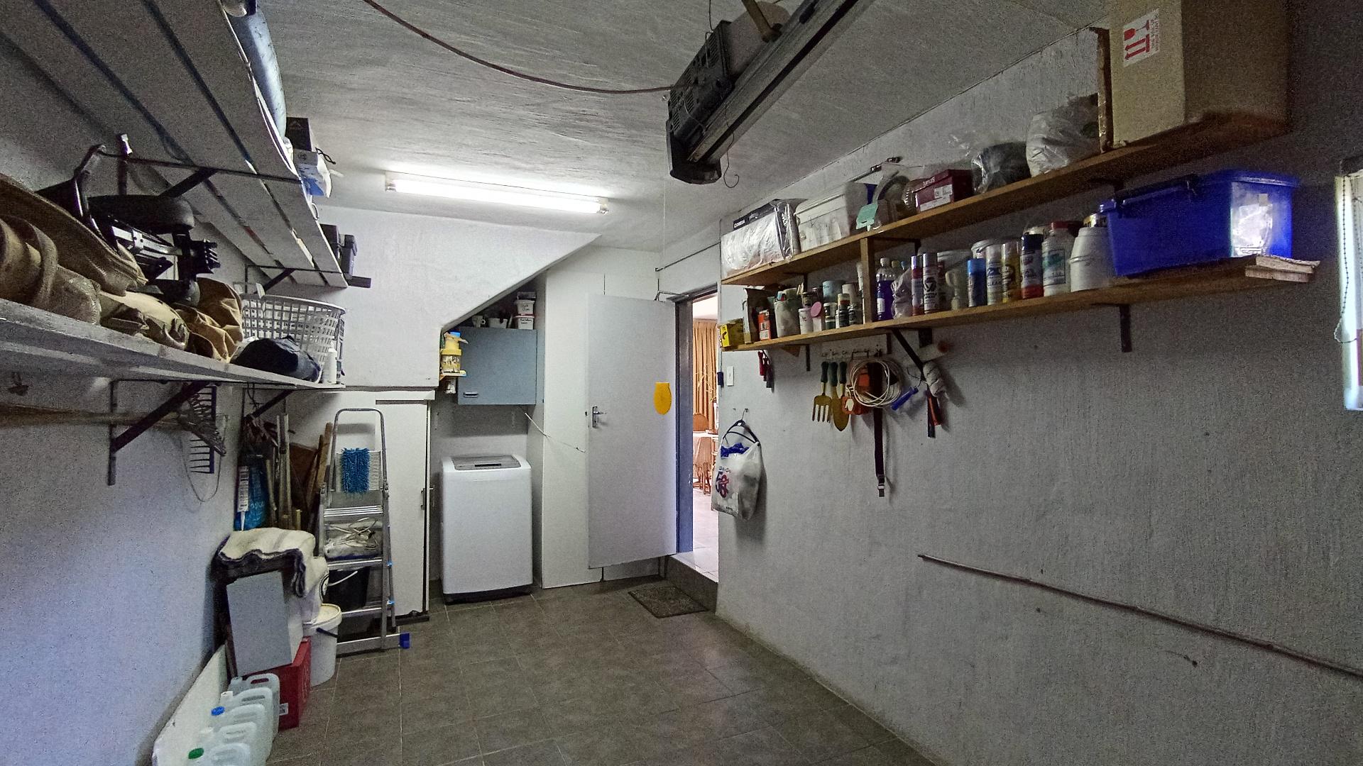 Garage - 18 square meters of property in Athlone Park