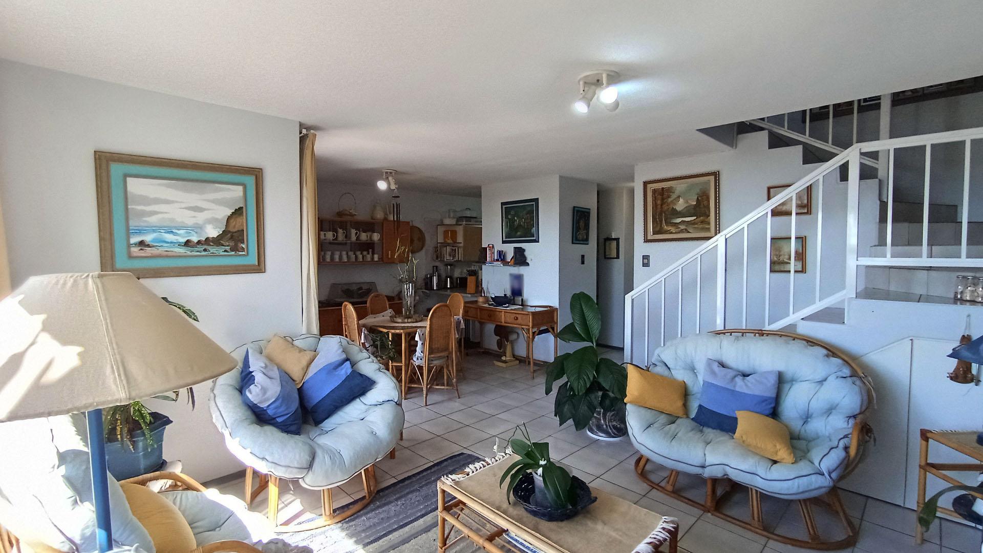 Lounges - 16 square meters of property in Athlone Park