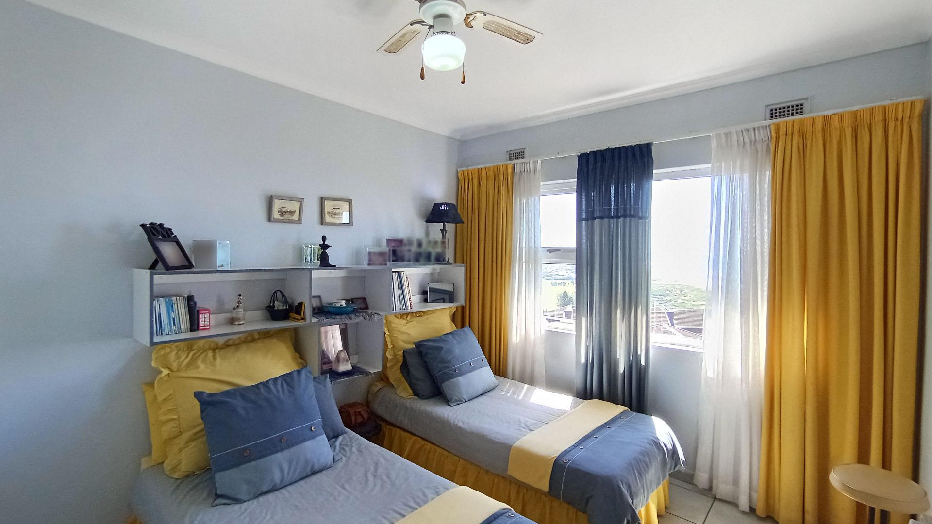 Bed Room 1 - 15 square meters of property in Athlone Park