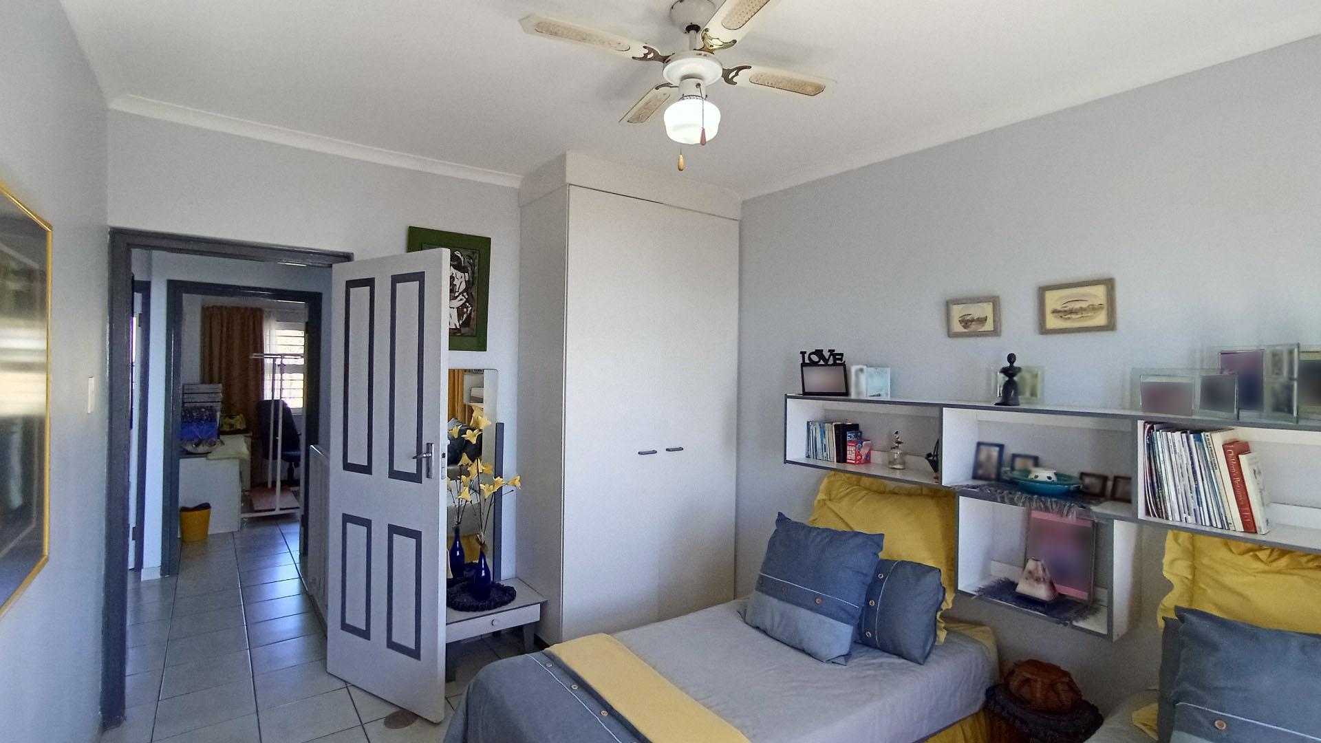 Bed Room 1 - 15 square meters of property in Athlone Park