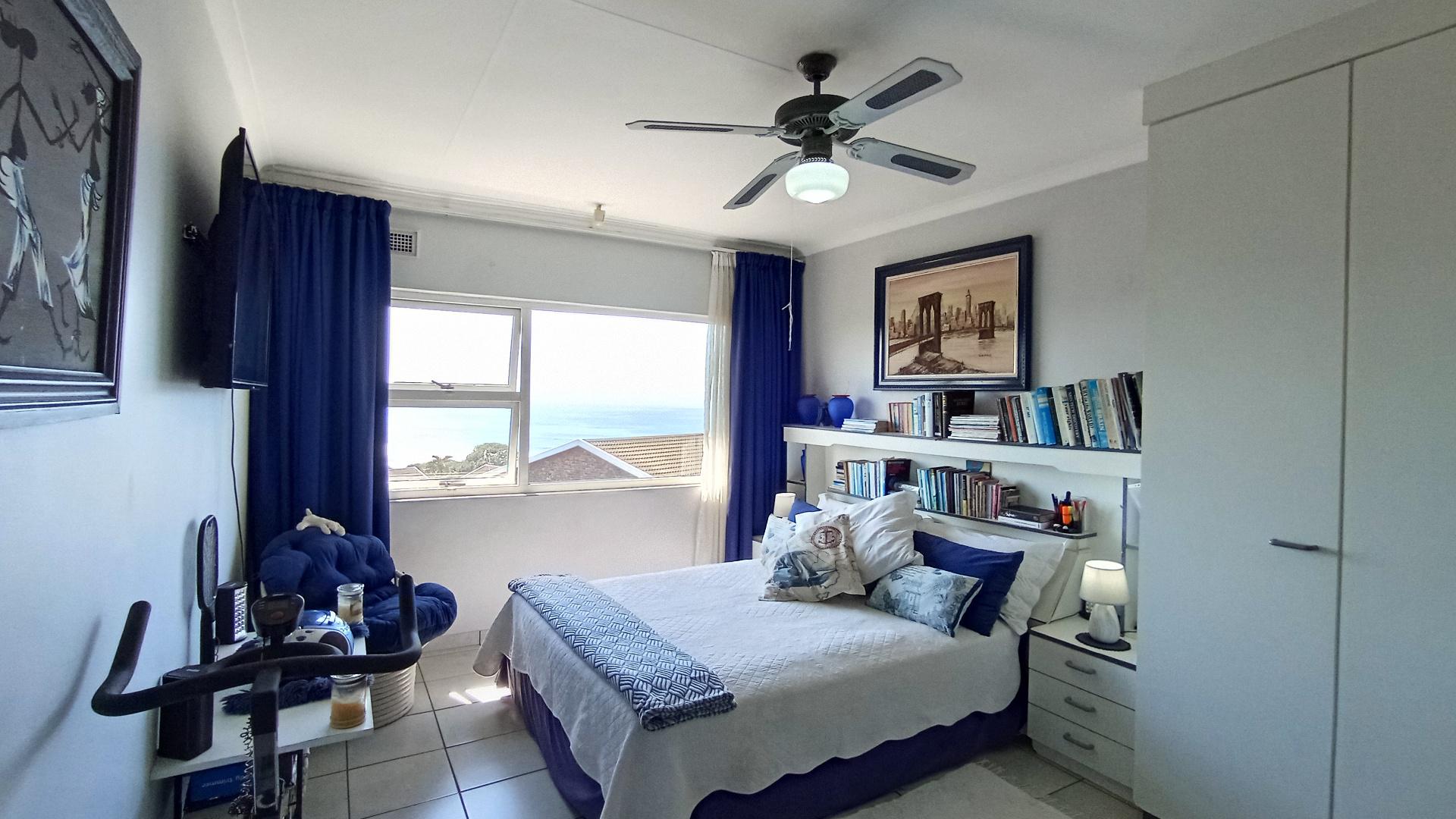 Main Bedroom - 20 square meters of property in Athlone Park