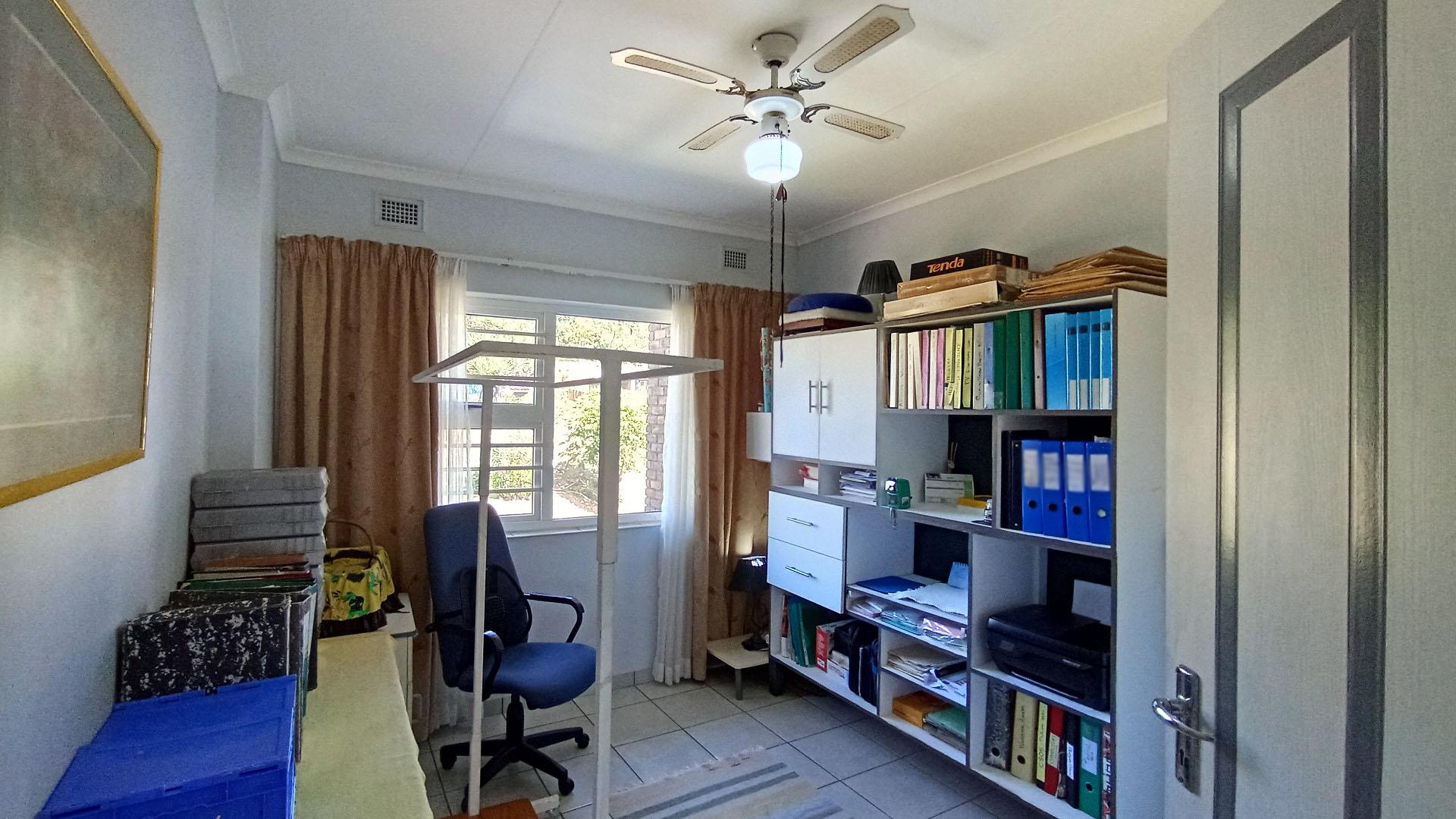 Bed Room 2 - 13 square meters of property in Athlone Park