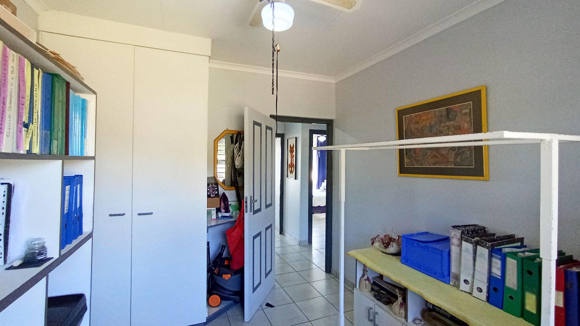 Bed Room 2 - 13 square meters of property in Athlone Park