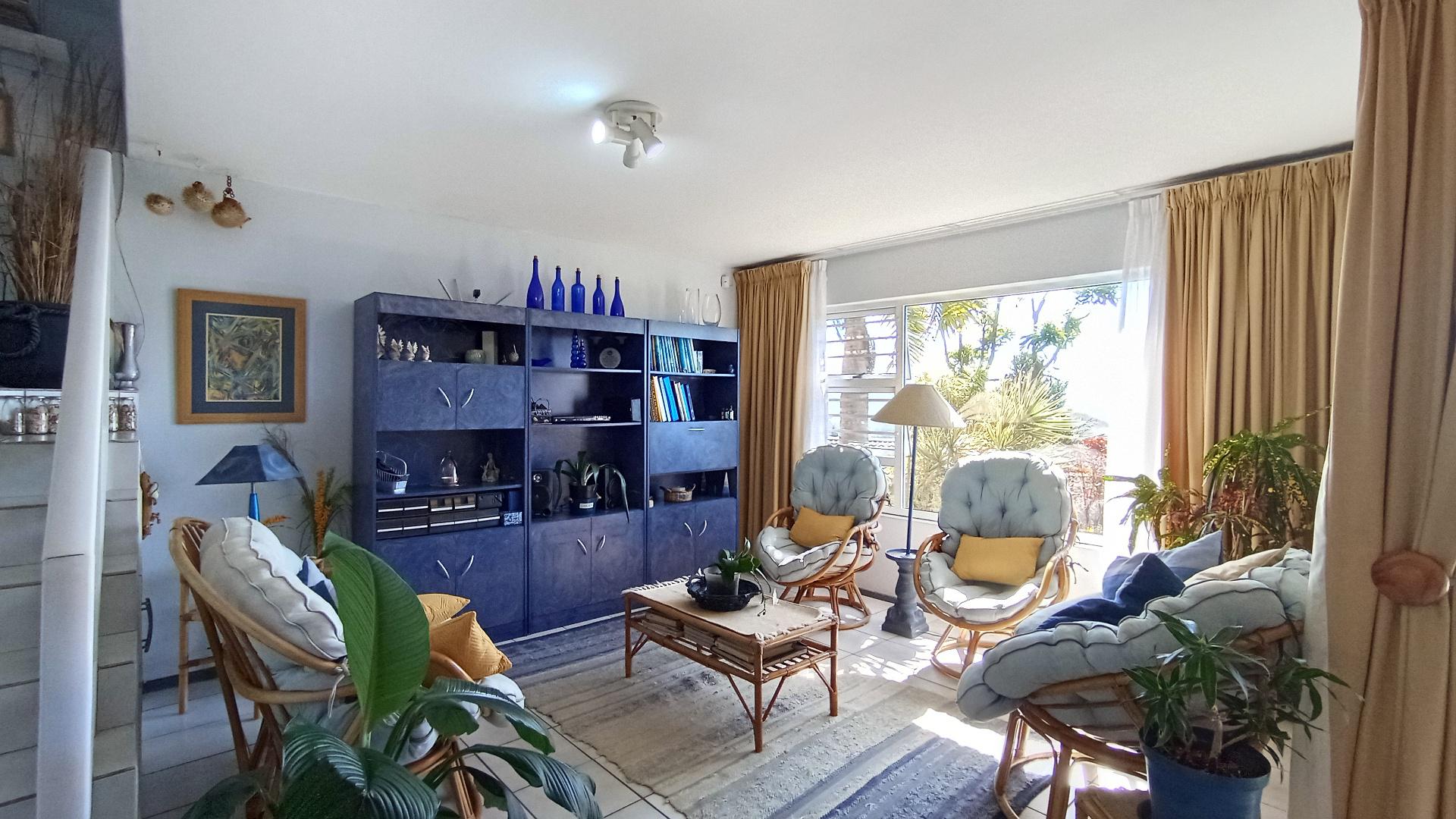 Lounges - 16 square meters of property in Athlone Park