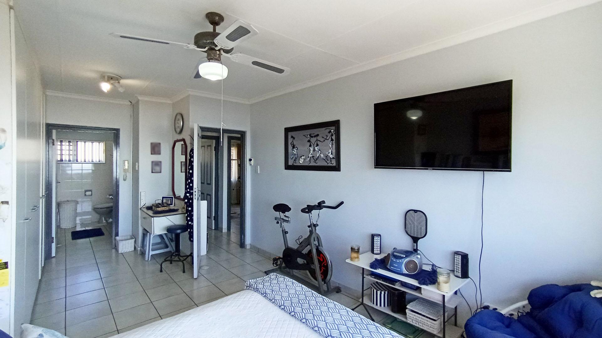 Main Bedroom - 20 square meters of property in Athlone Park