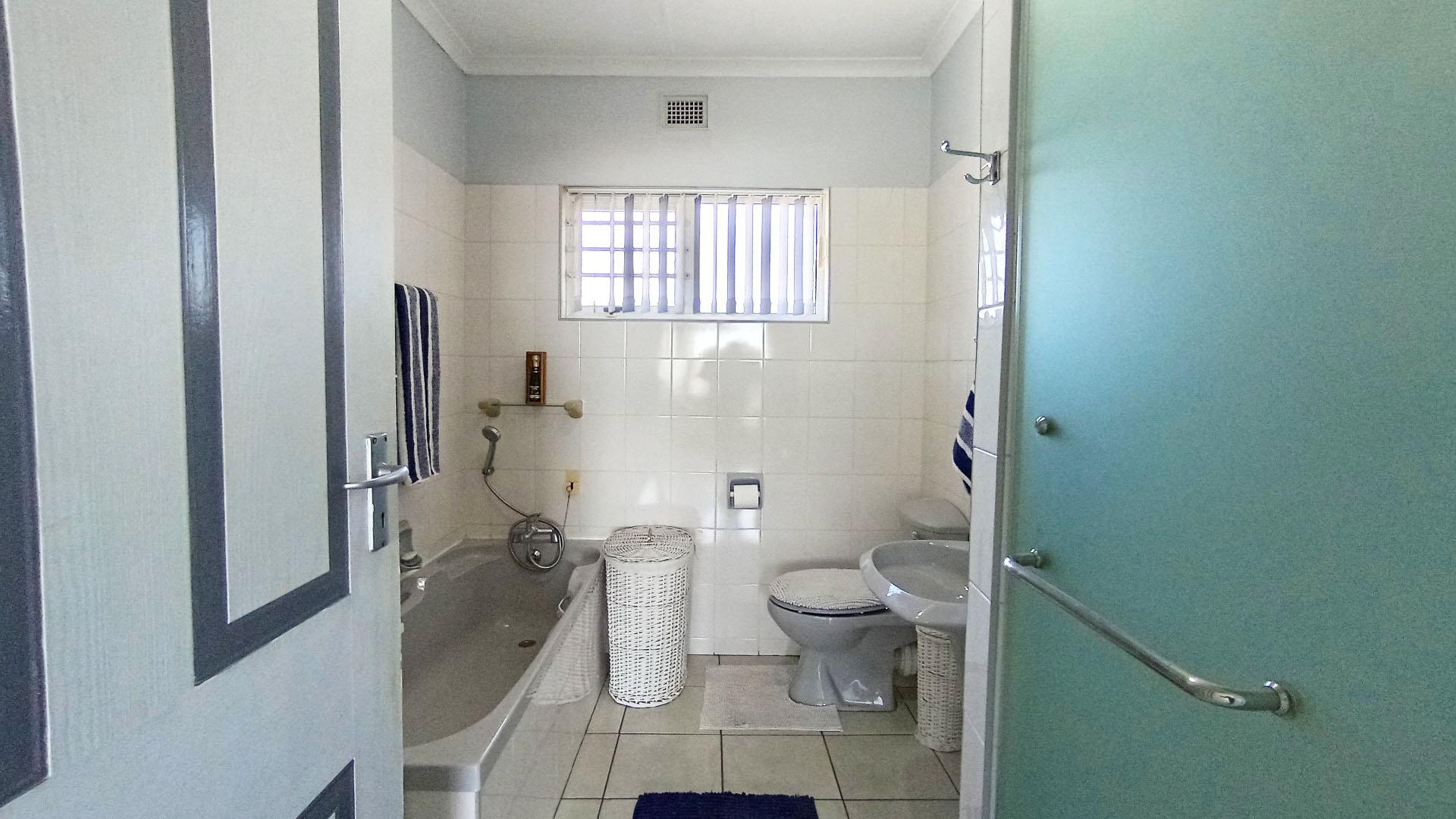 Main Bathroom - 8 square meters of property in Athlone Park