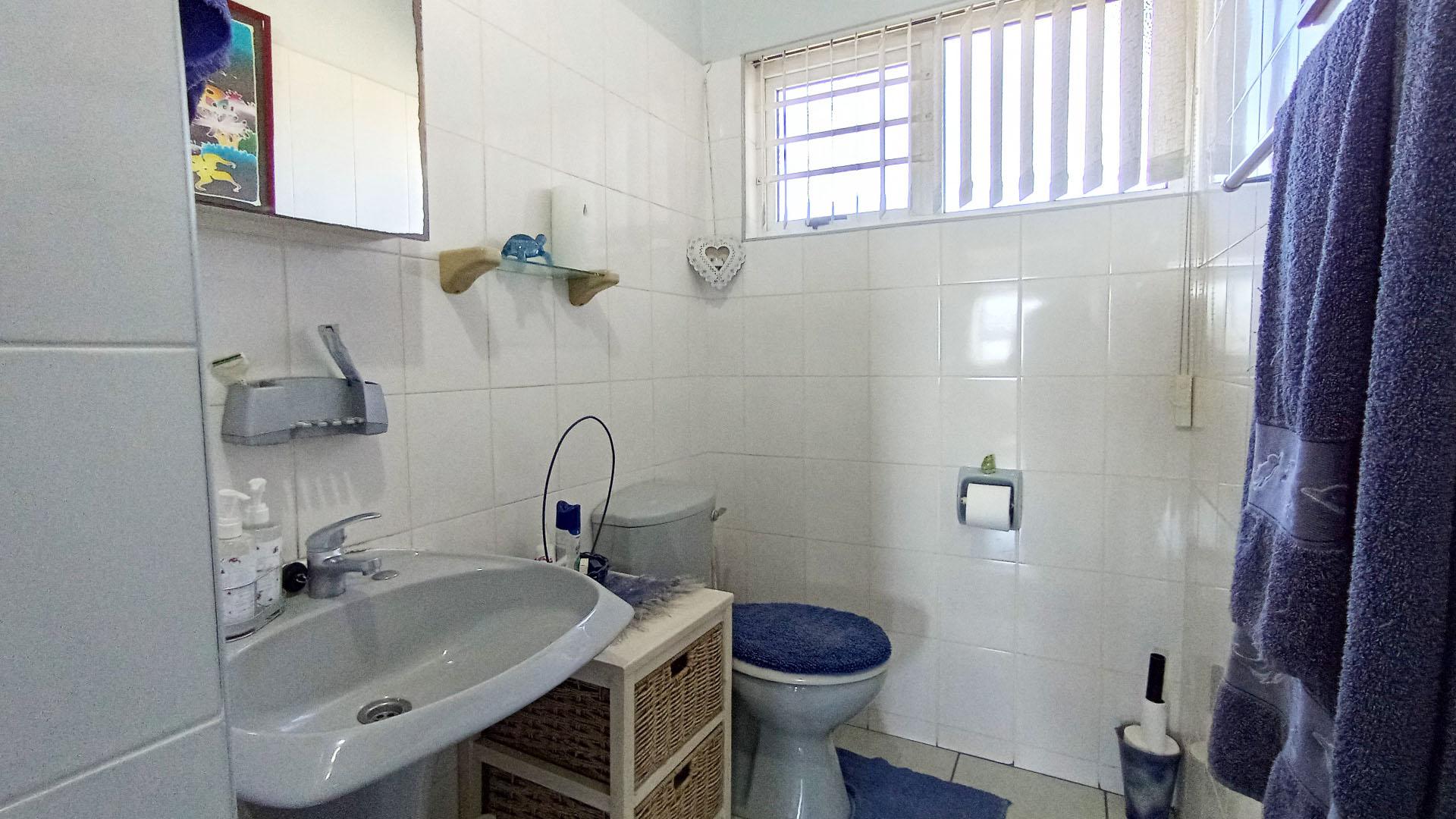 Bathroom 1 - 5 square meters of property in Athlone Park