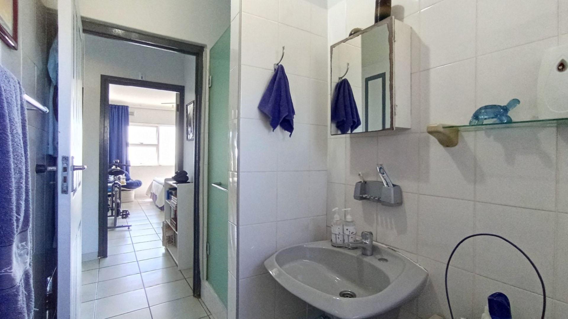 Bathroom 1 - 5 square meters of property in Athlone Park