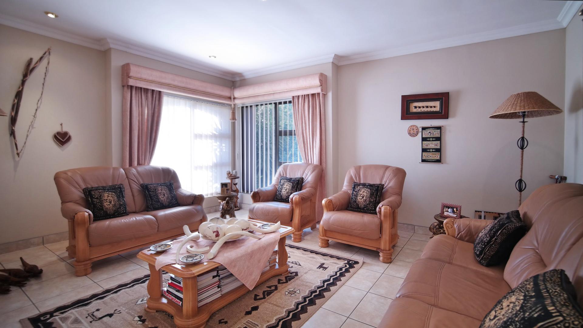 Lounges - 40 square meters of property in Woodhill Golf Estate