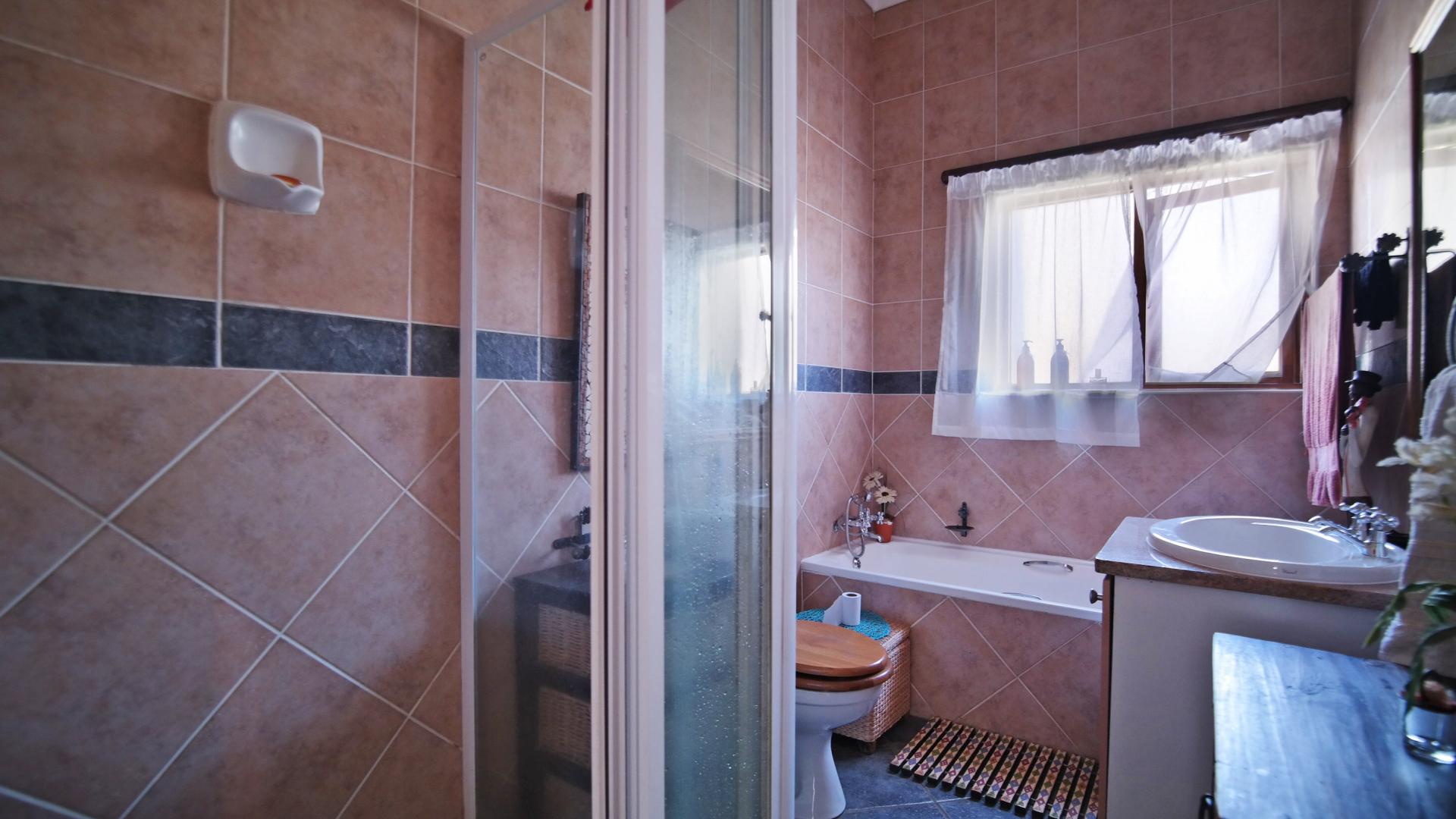 Bathroom 1 - 6 square meters of property in Boardwalk Meander Estate