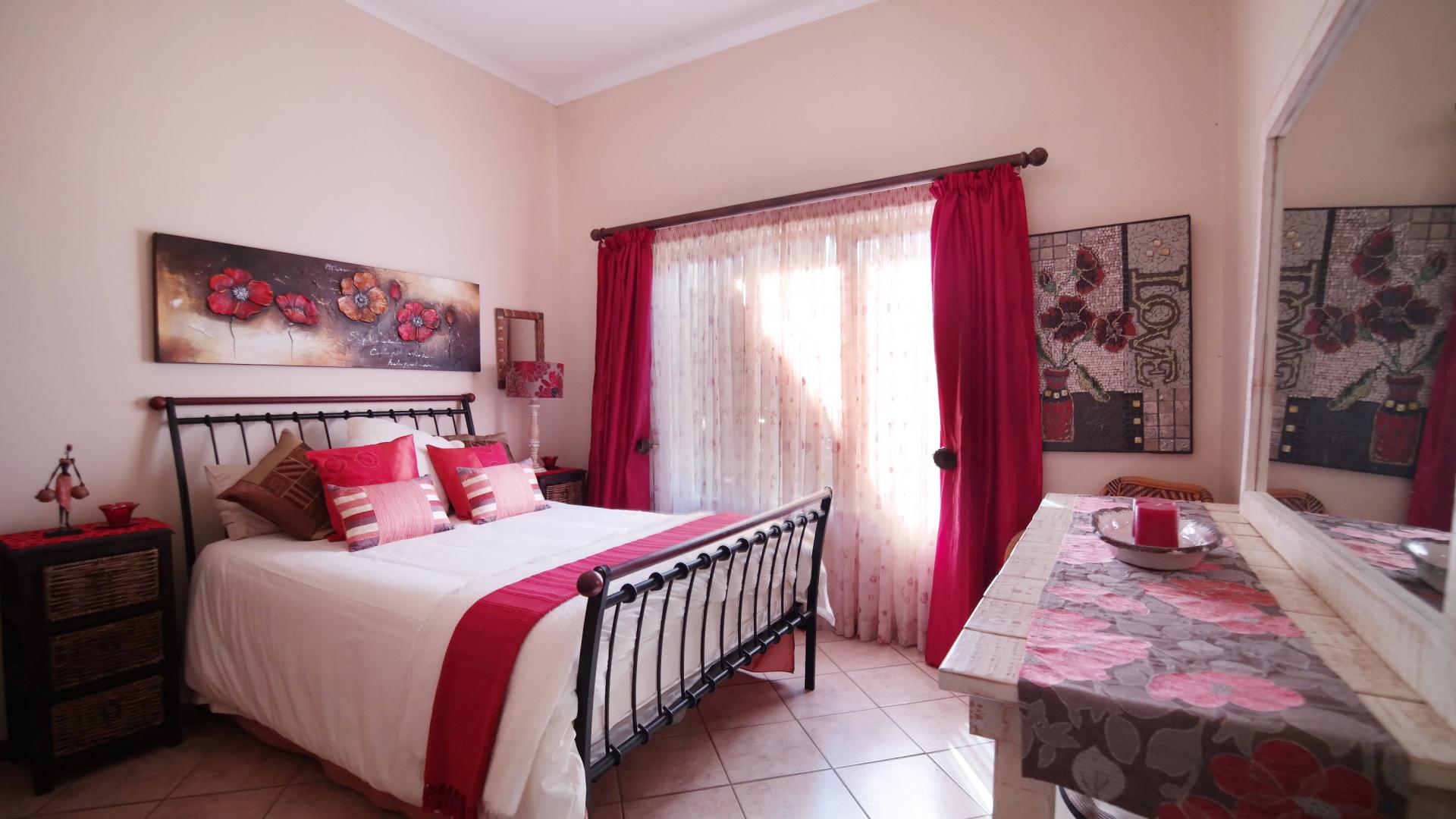 Bed Room 1 - 12 square meters of property in Boardwalk Meander Estate