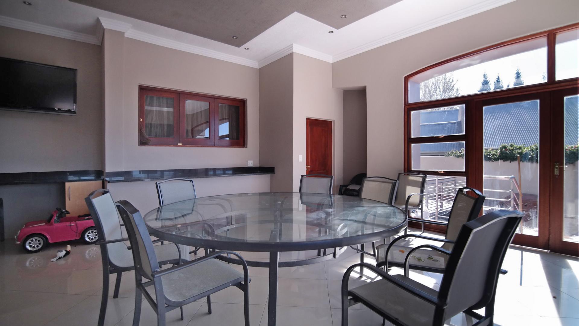 Patio - 43 square meters of property in Woodhill Golf Estate