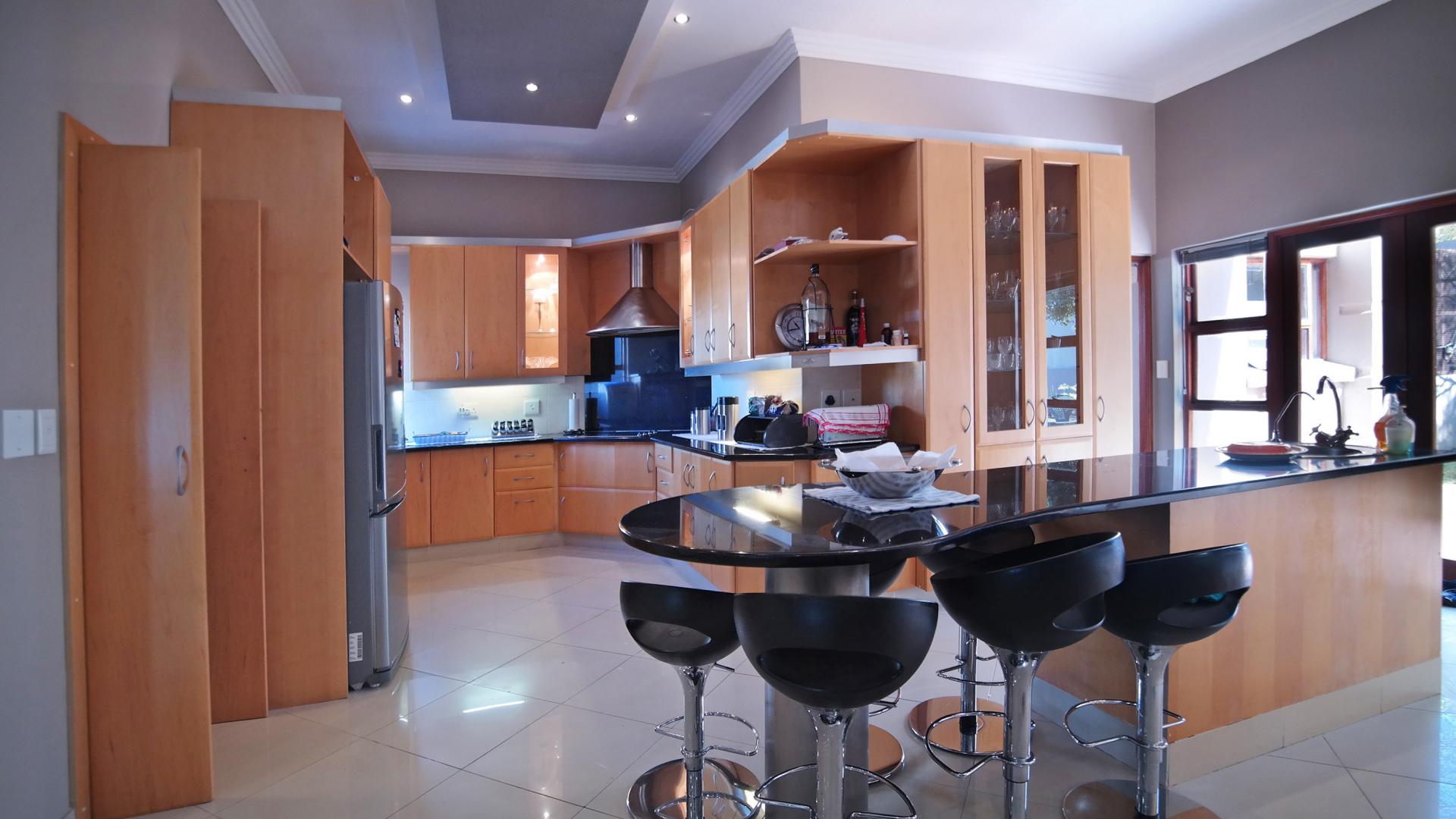 Kitchen - 27 square meters of property in Woodhill Golf Estate