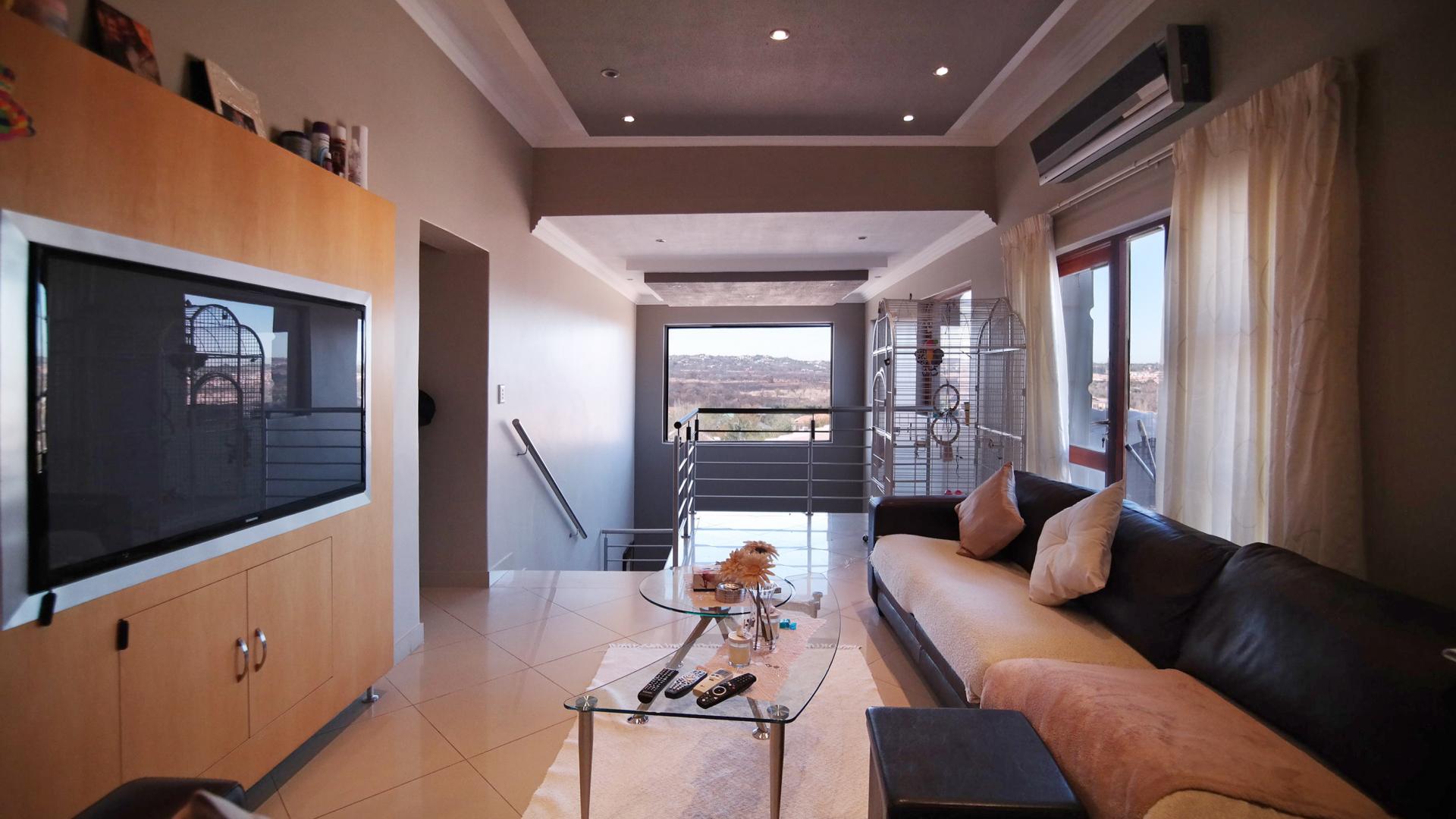 Lounges - 71 square meters of property in Woodhill Golf Estate