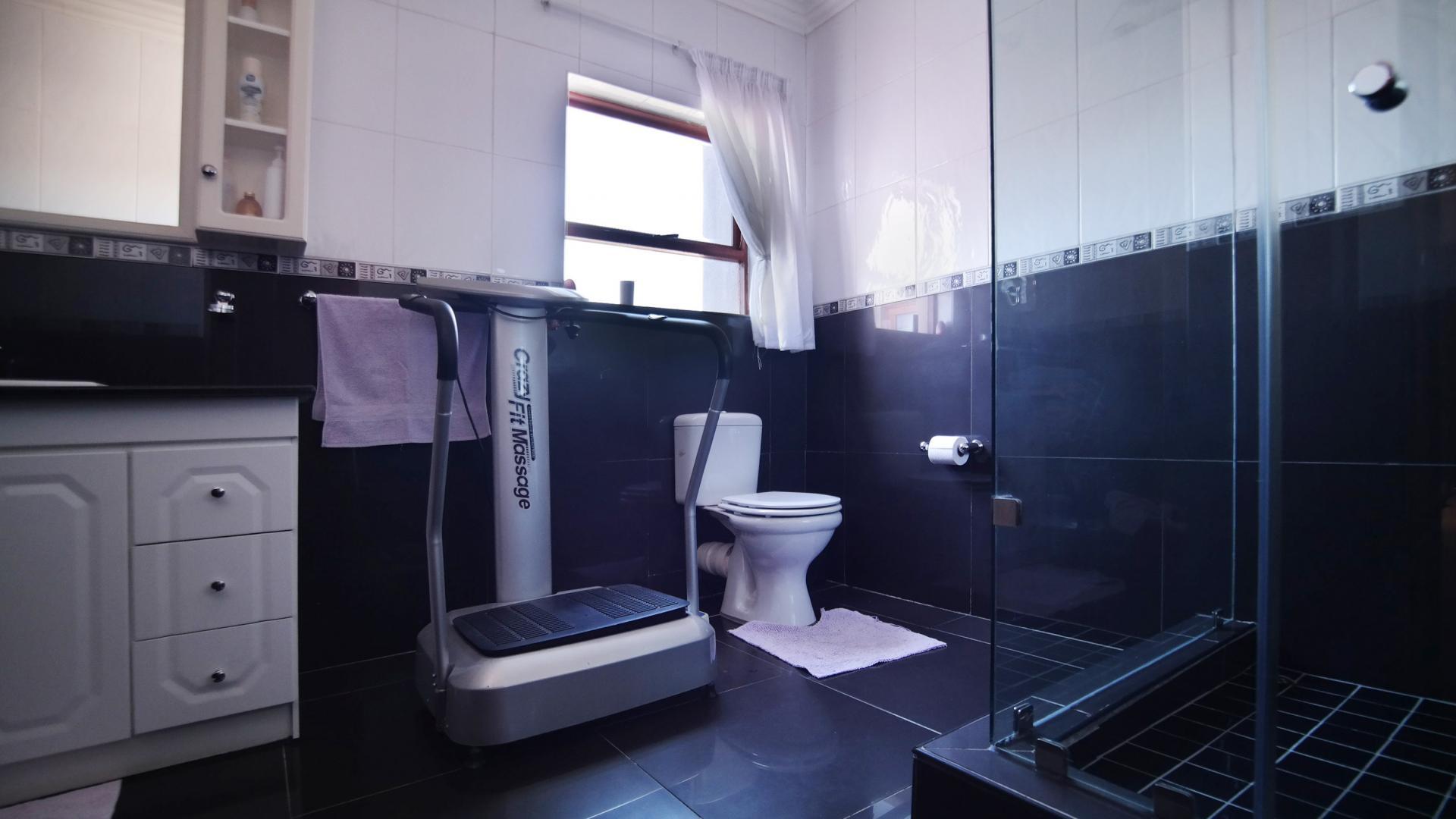 Bathroom 2 - 9 square meters of property in Woodhill Golf Estate
