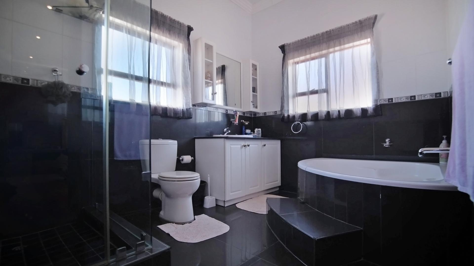 Bathroom 3+ - 9 square meters of property in Woodhill Golf Estate