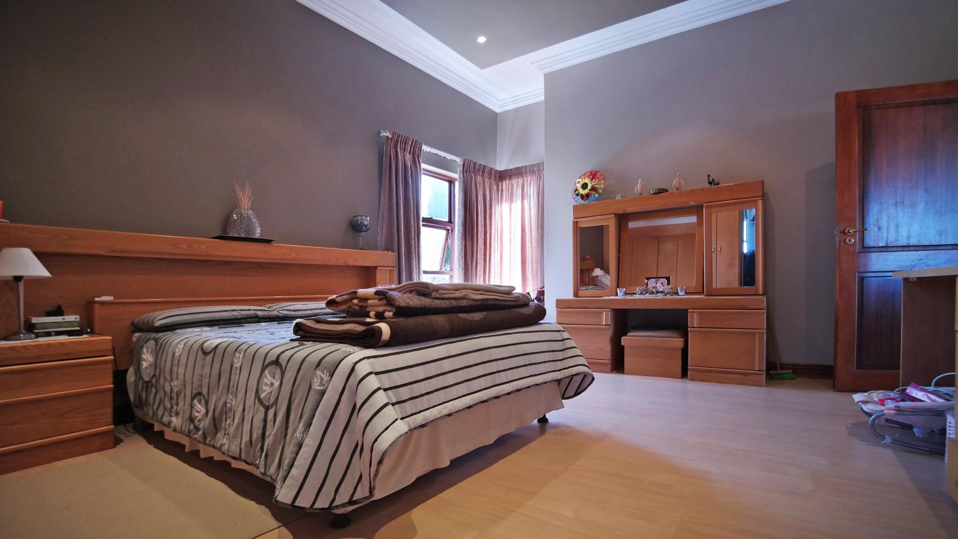 Bed Room 3 - 23 square meters of property in Woodhill Golf Estate