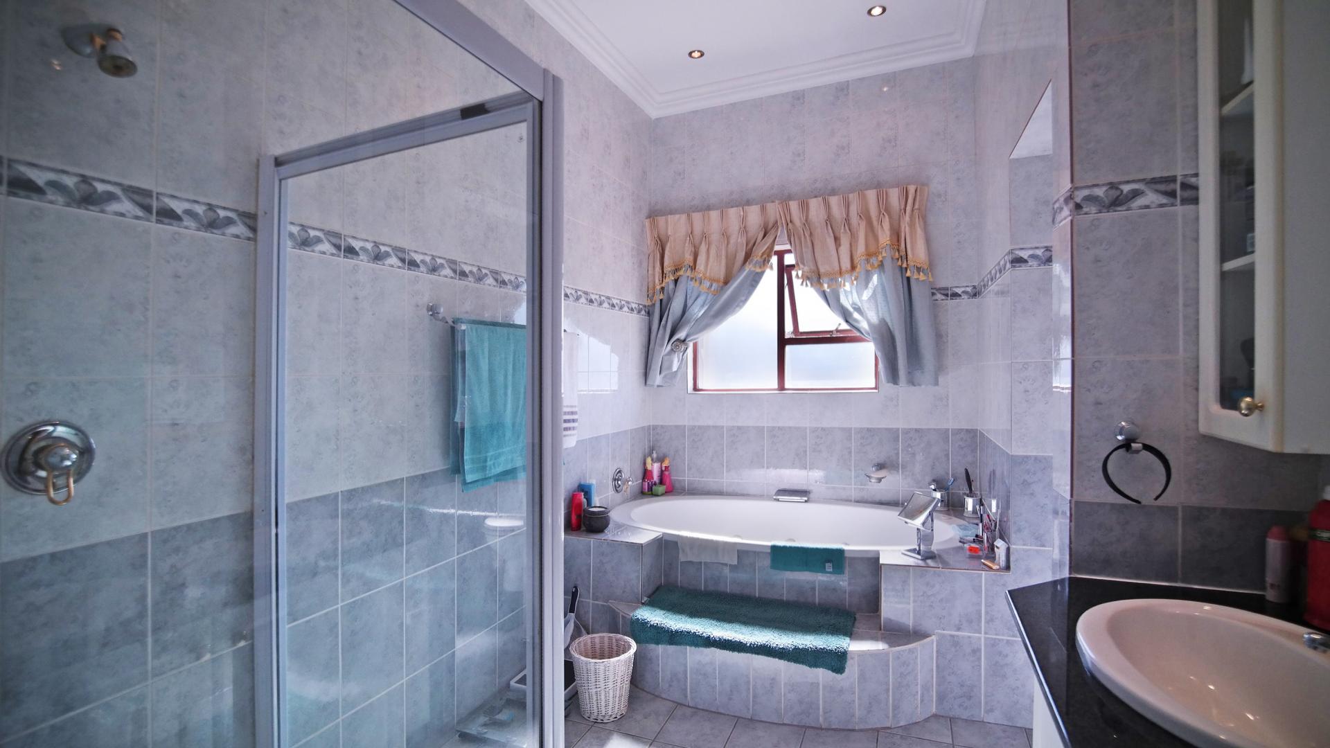 Main Bathroom - 10 square meters of property in Woodhill Golf Estate