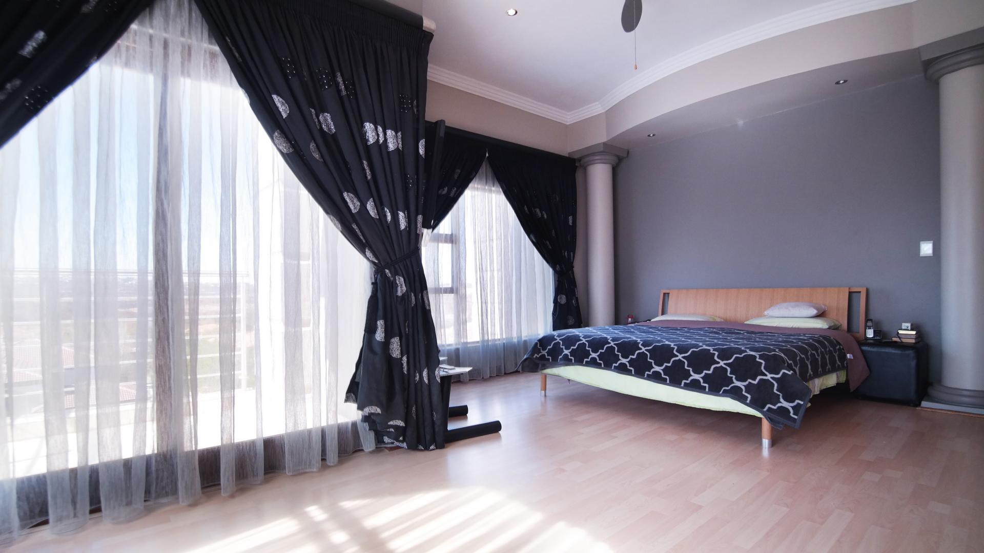 Main Bedroom - 34 square meters of property in Woodhill Golf Estate