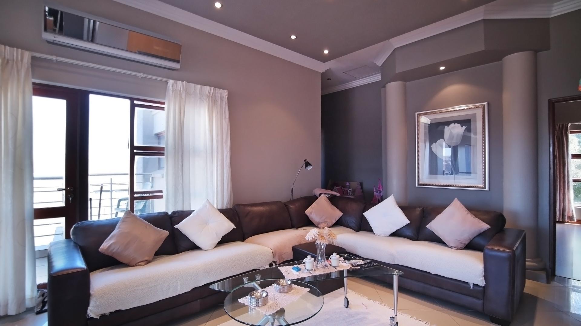 Lounges - 71 square meters of property in Woodhill Golf Estate