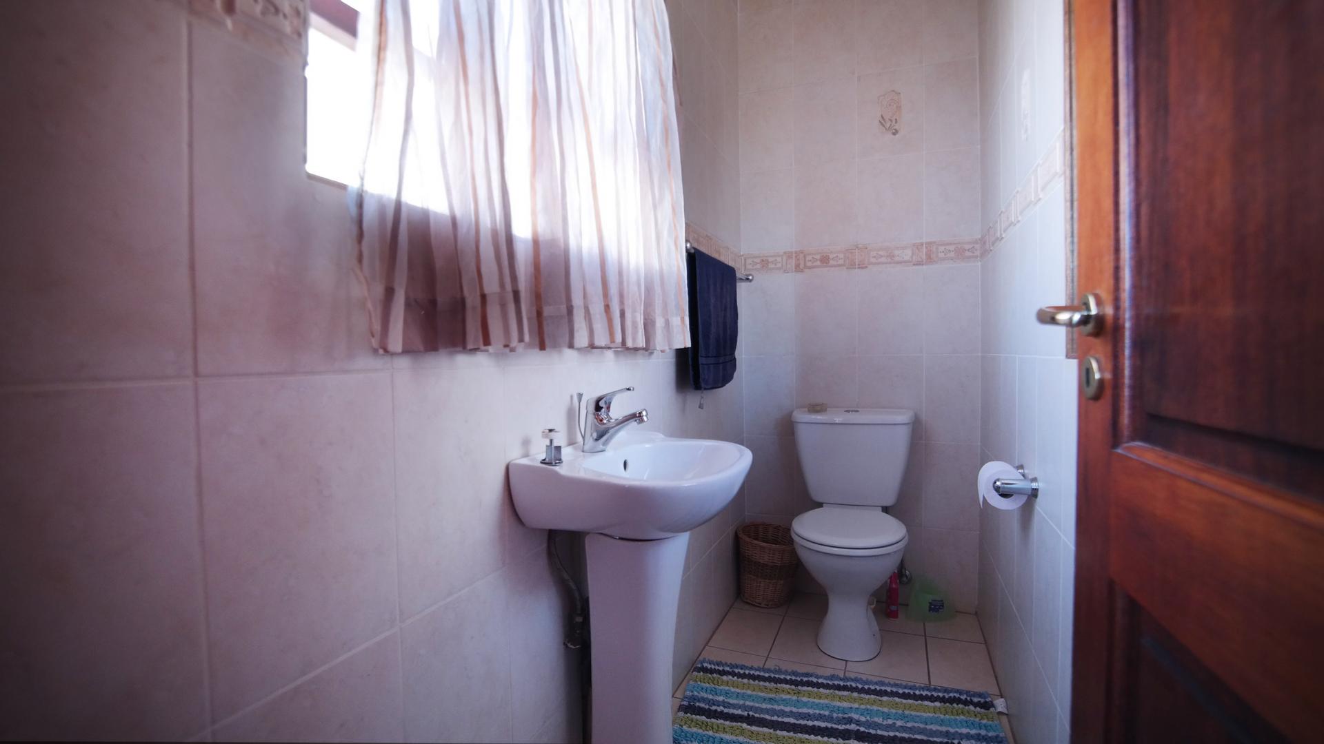 Guest Toilet - 3 square meters of property in Woodhill Golf Estate
