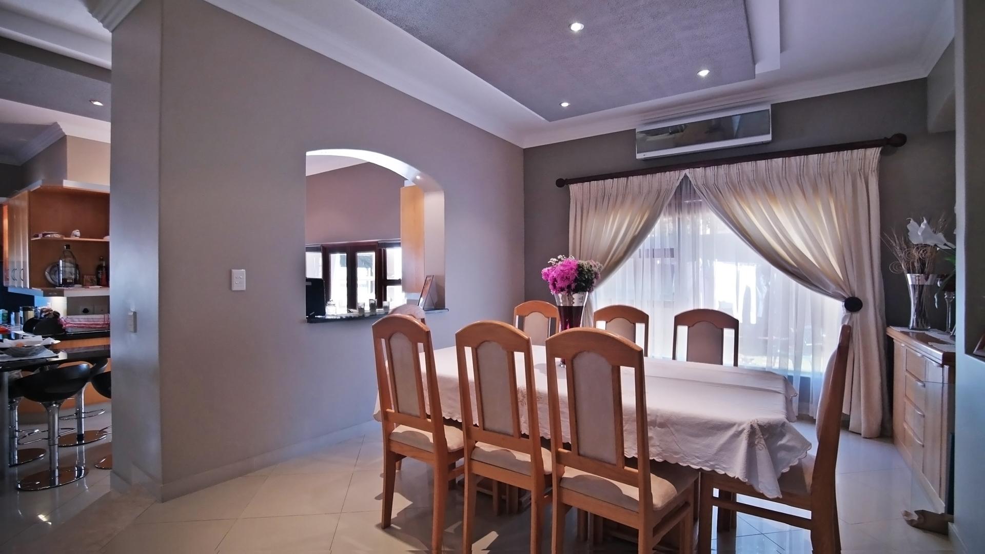 Dining Room - 19 square meters of property in Woodhill Golf Estate