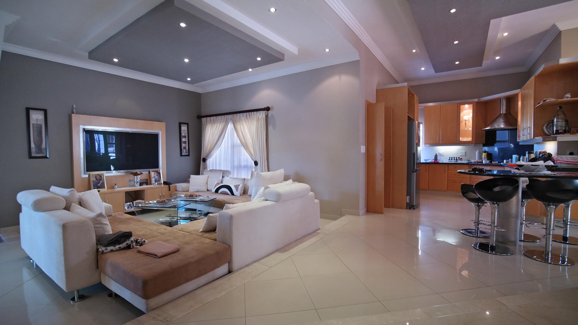 Lounges - 71 square meters of property in Woodhill Golf Estate