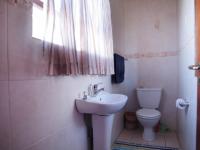 Guest Toilet - 3 square meters of property in Woodhill Golf Estate