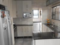 Kitchen - 19 square meters of property in Sunward park