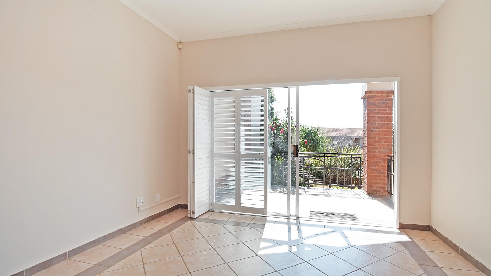 Lounges - 16 square meters of property in Woodhill Golf Estate