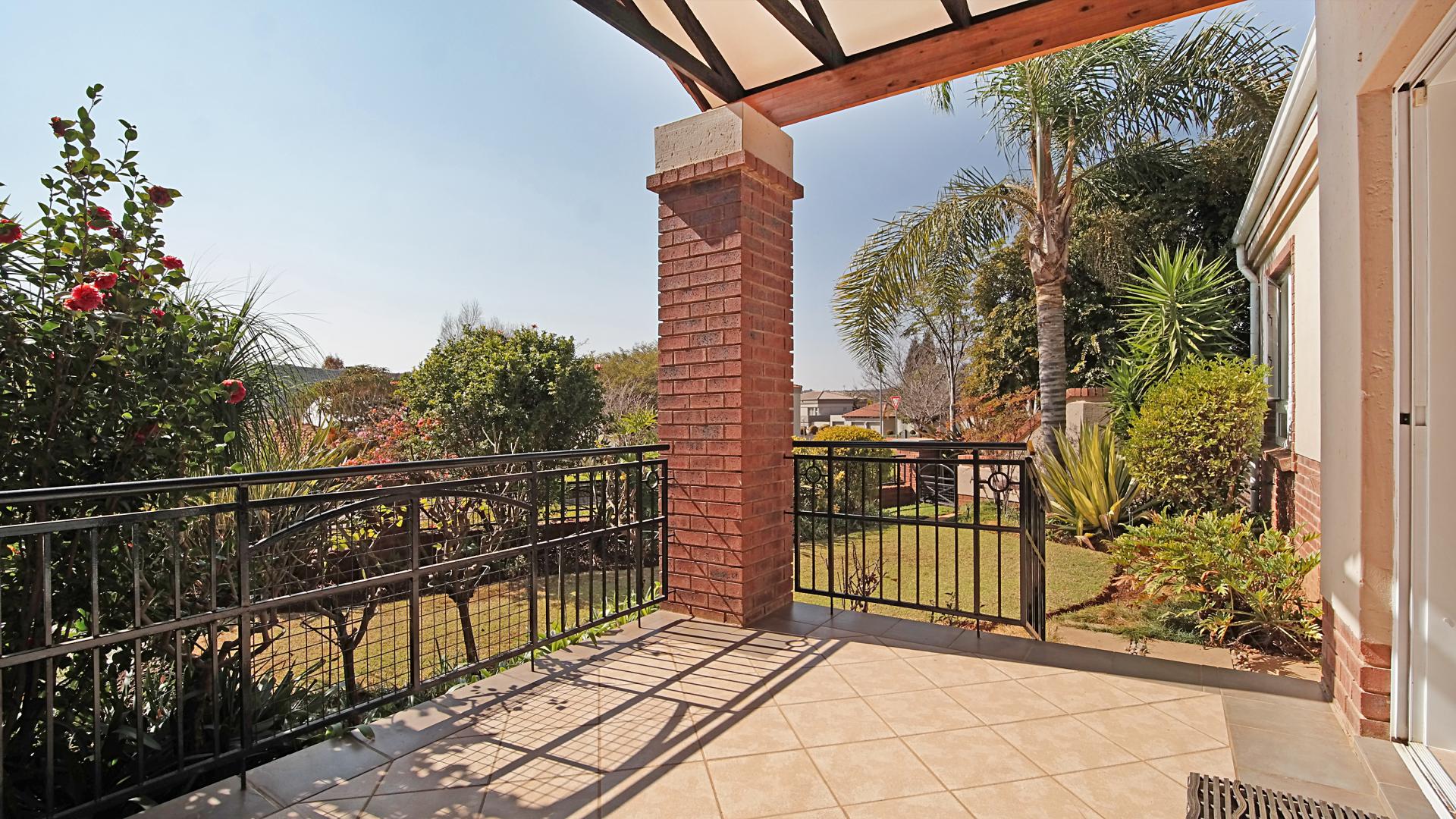 Patio - 12 square meters of property in Woodhill Golf Estate