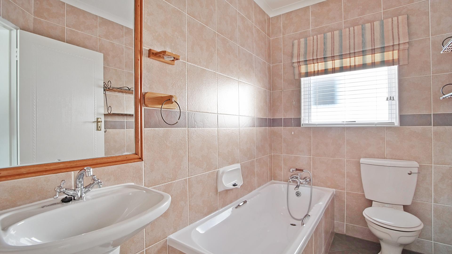 Bathroom 1 - 5 square meters of property in Woodhill Golf Estate