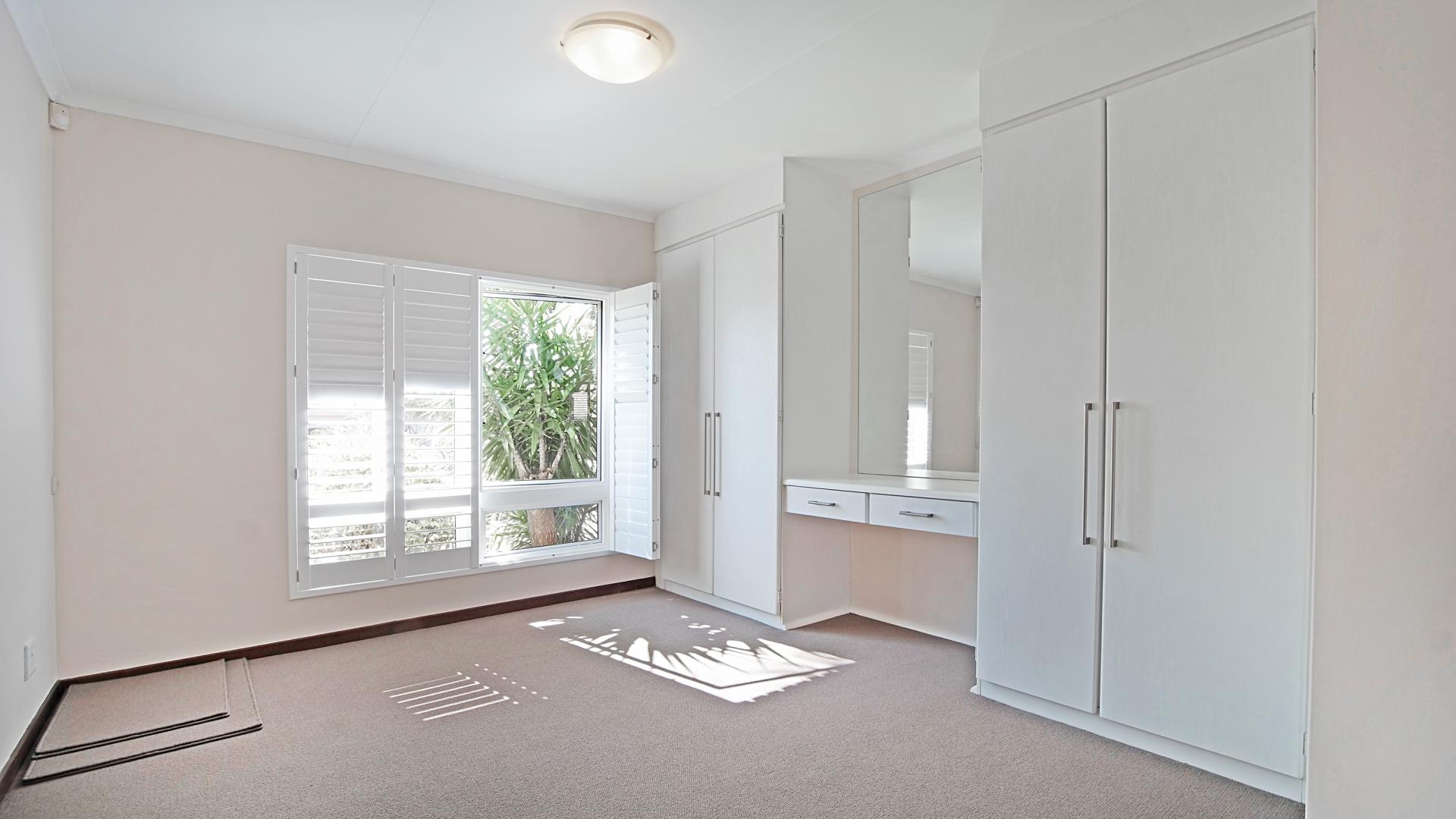 Main Bedroom - 18 square meters of property in Woodhill Golf Estate