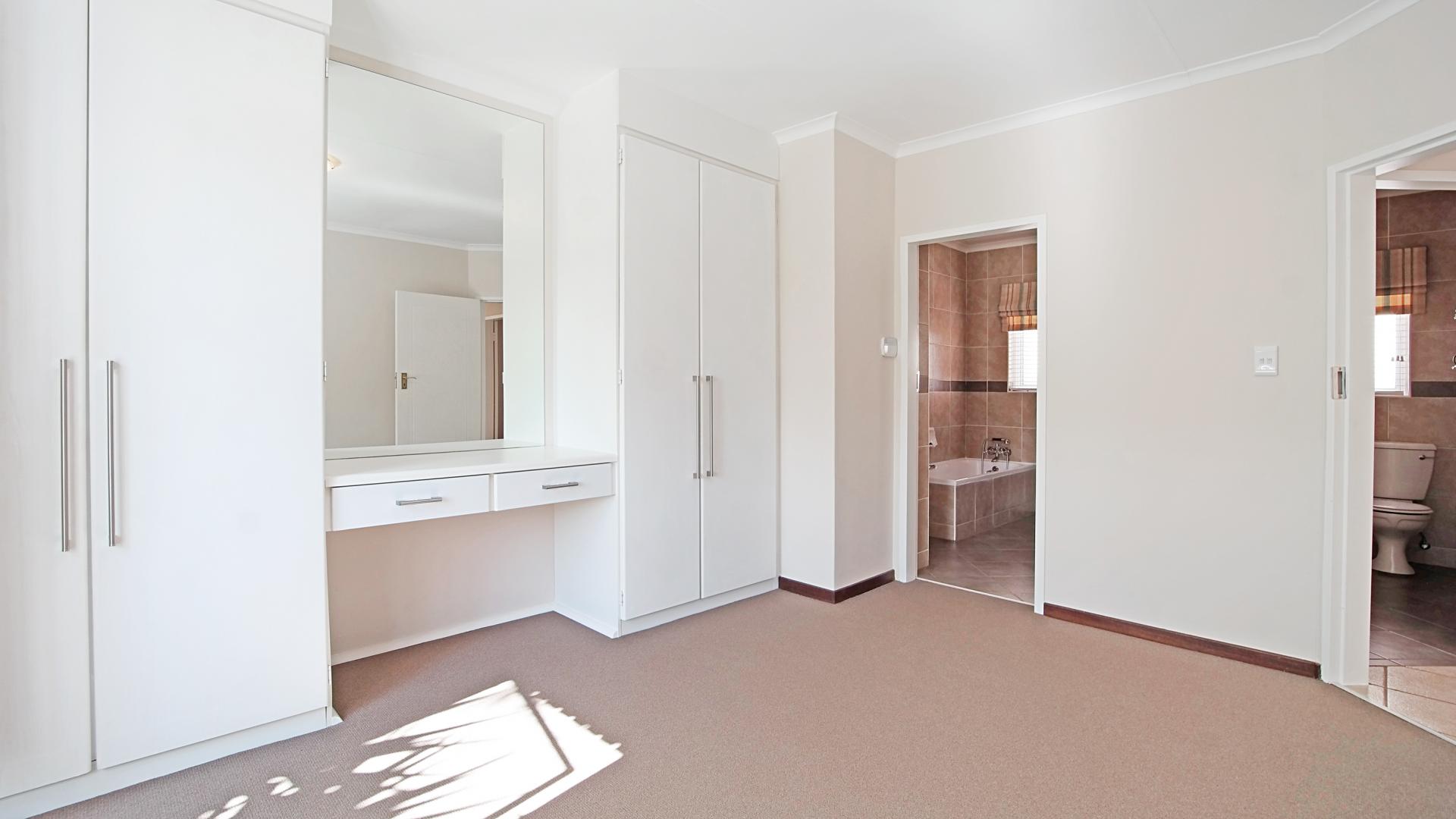 Main Bedroom - 18 square meters of property in Woodhill Golf Estate